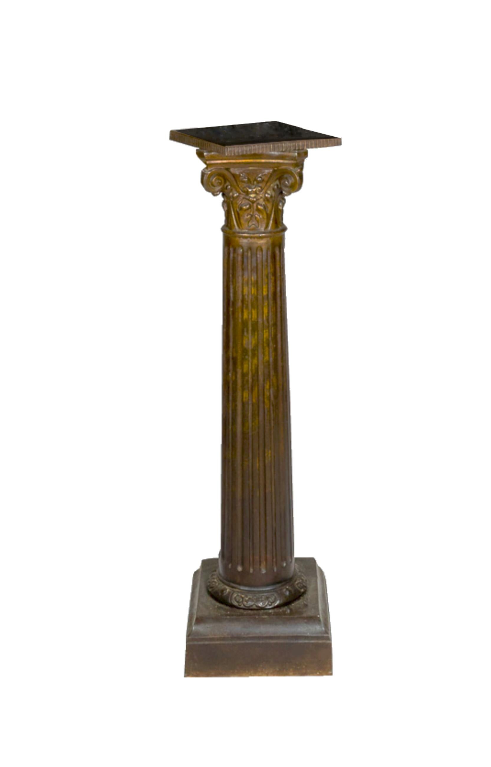 A forged metal pillar with fluted details, acanthus cornice and Doric inspiration, a Napoleon III period piece.
