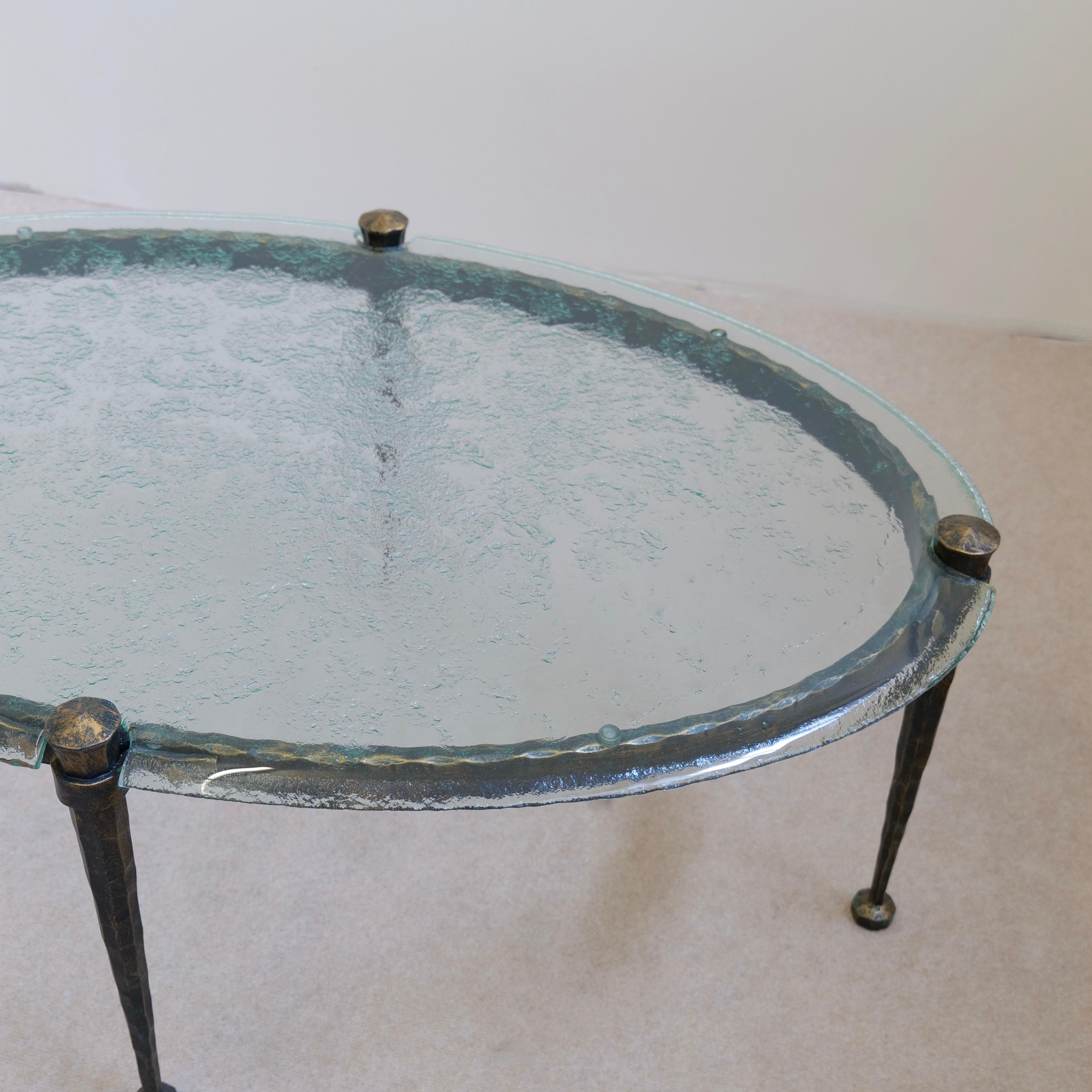 geschmiedeter ovaler Couchtisch mit blauem Aquamarin-Glas - Lothar Klute zugeschrieben (Deutsch) im Angebot