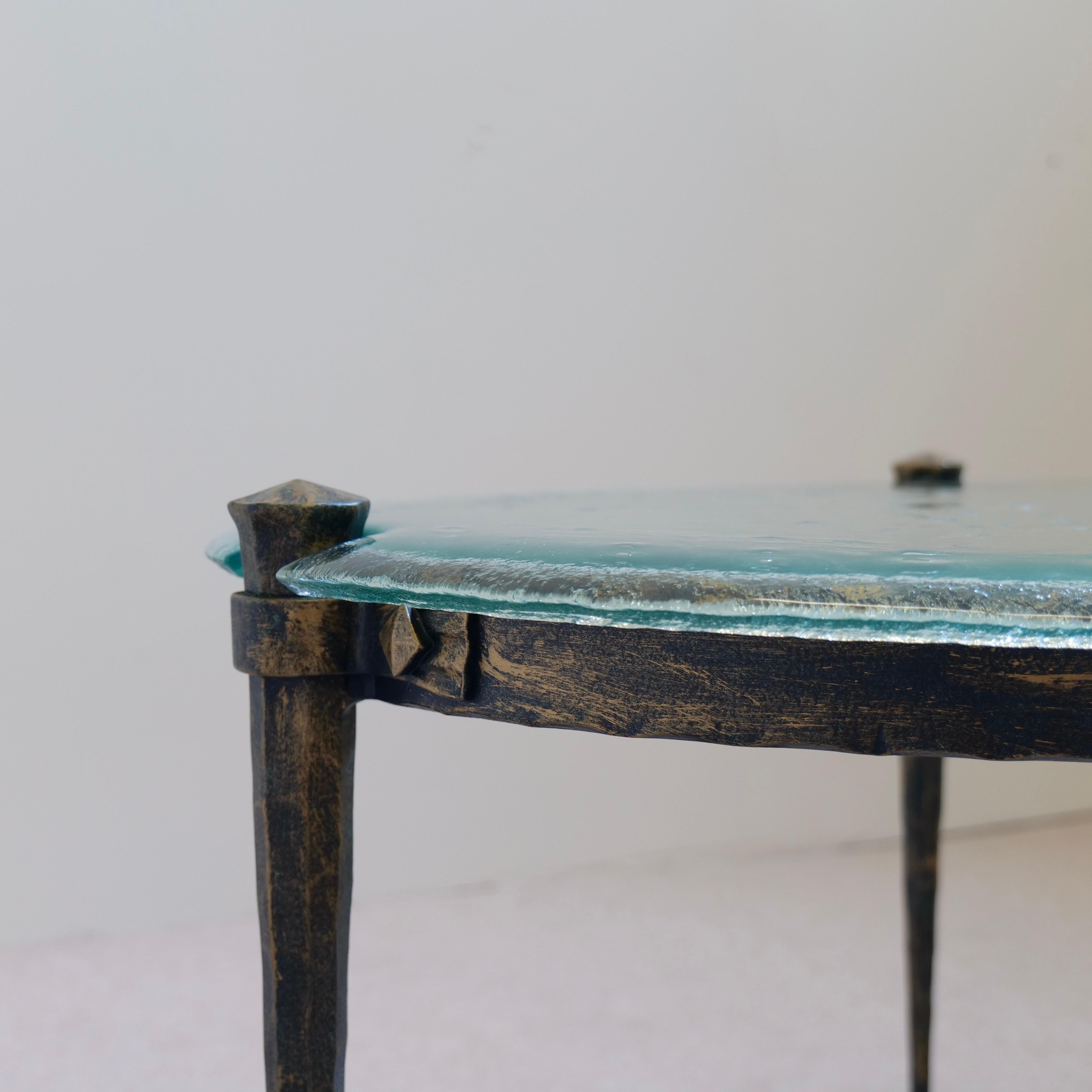 geschmiedeter ovaler Couchtisch mit blauem Aquamarin-Glas - Lothar Klute zugeschrieben im Zustand „Hervorragend“ im Angebot in Saarbrücken, DE