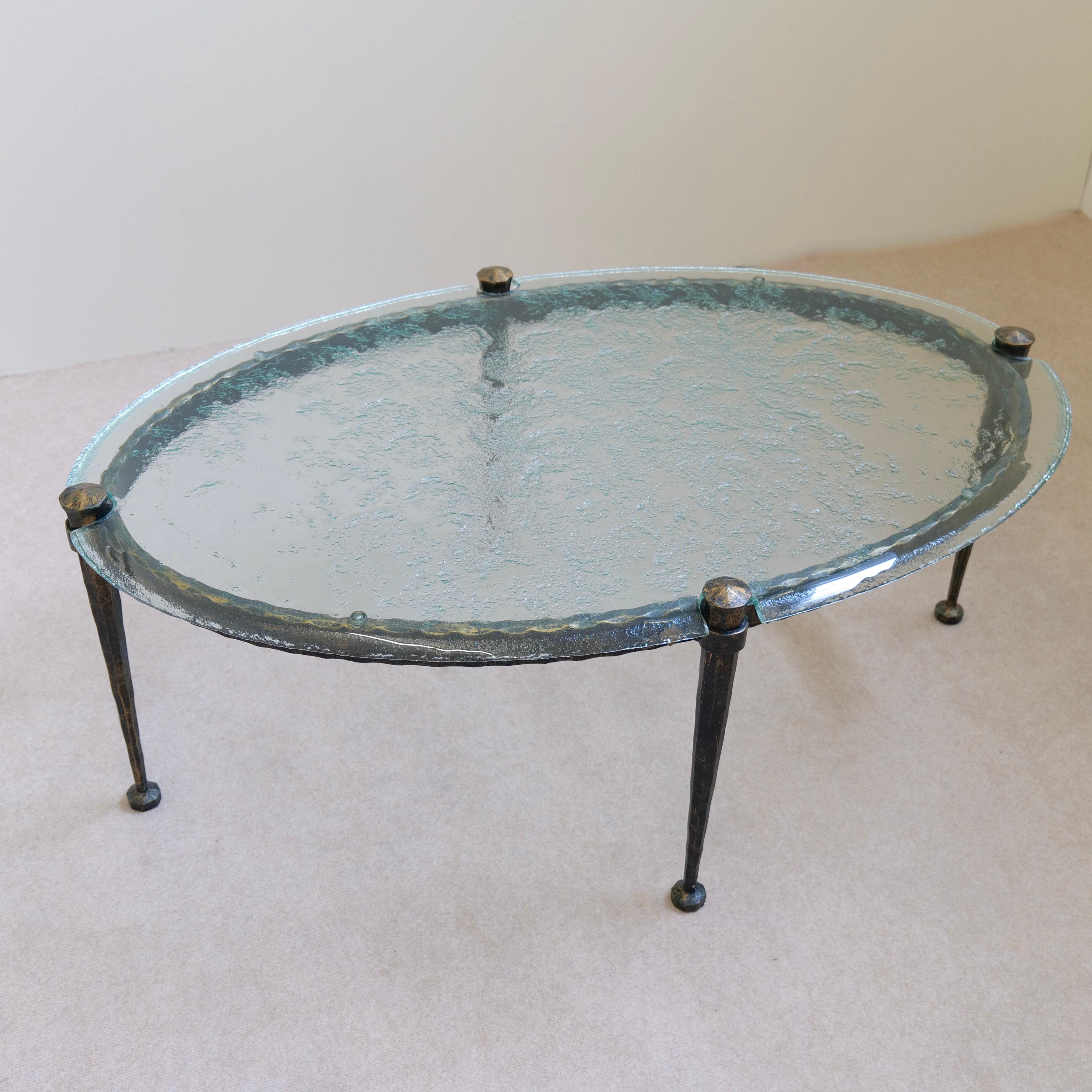 geschmiedeter ovaler Couchtisch mit blauem Aquamarin-Glas - Lothar Klute zugeschrieben (Ende des 20. Jahrhunderts) im Angebot