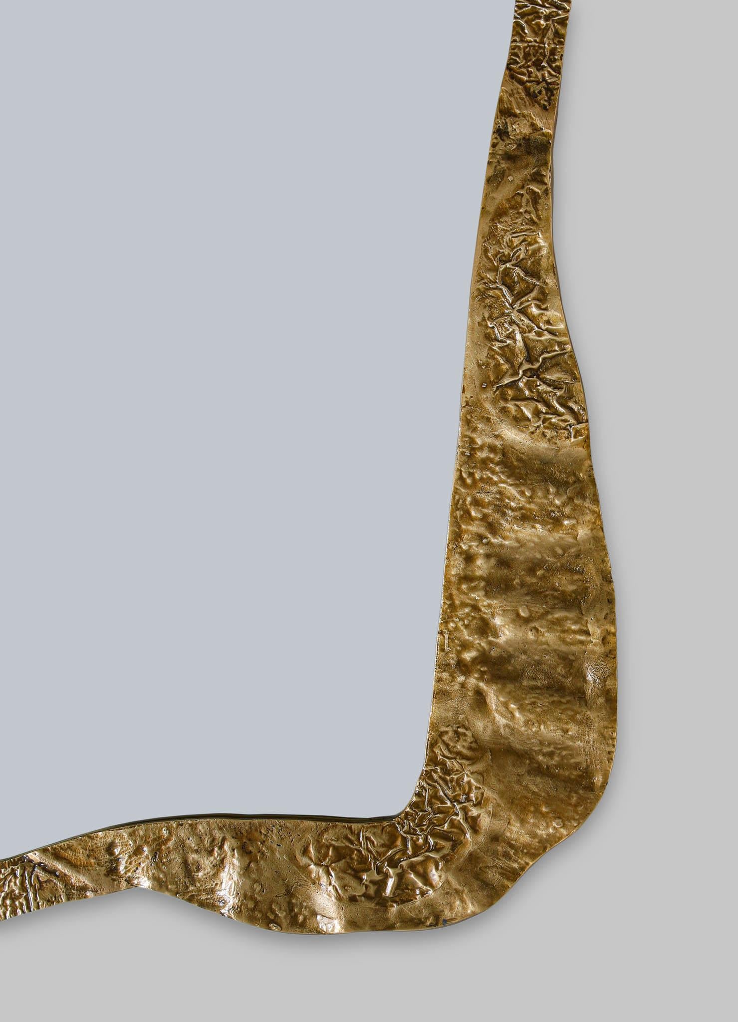 Geschmiedeter patinierter Goldspiegel aus Messing, Viya von Vikram Goyal (Indisch) im Angebot