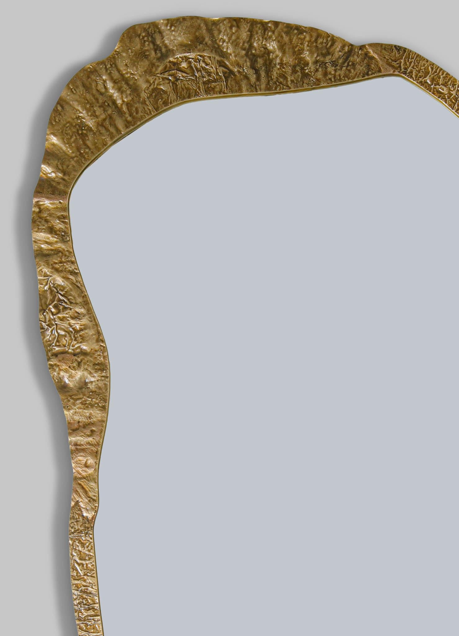 Geschmiedeter patinierter Goldspiegel aus Messing, Viya von Vikram Goyal (Gegossen) im Angebot