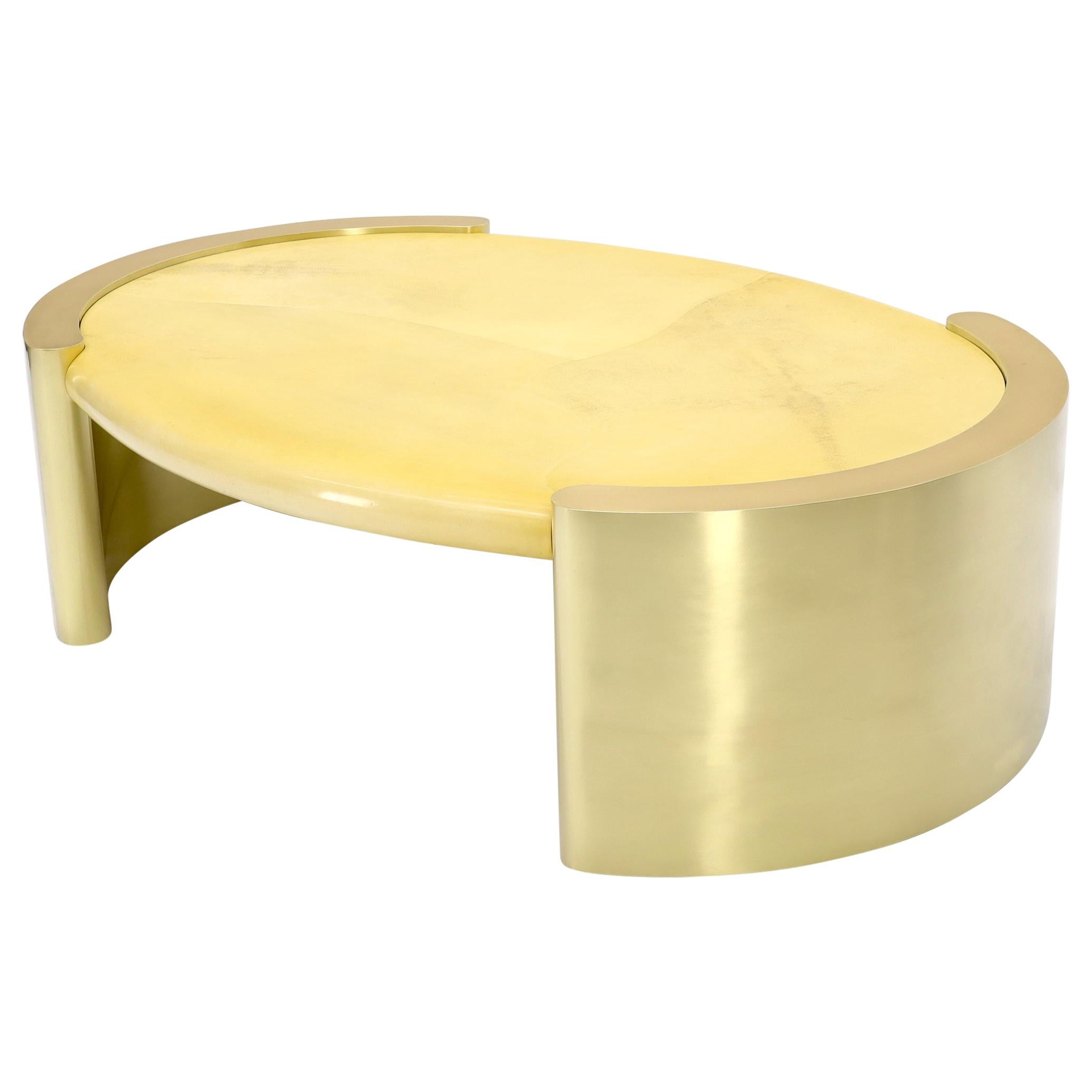 Table basse en laiton forgé à base ronde et plateau ovale en peau de chèvre Table basse moderne du milieu du siècle dernier