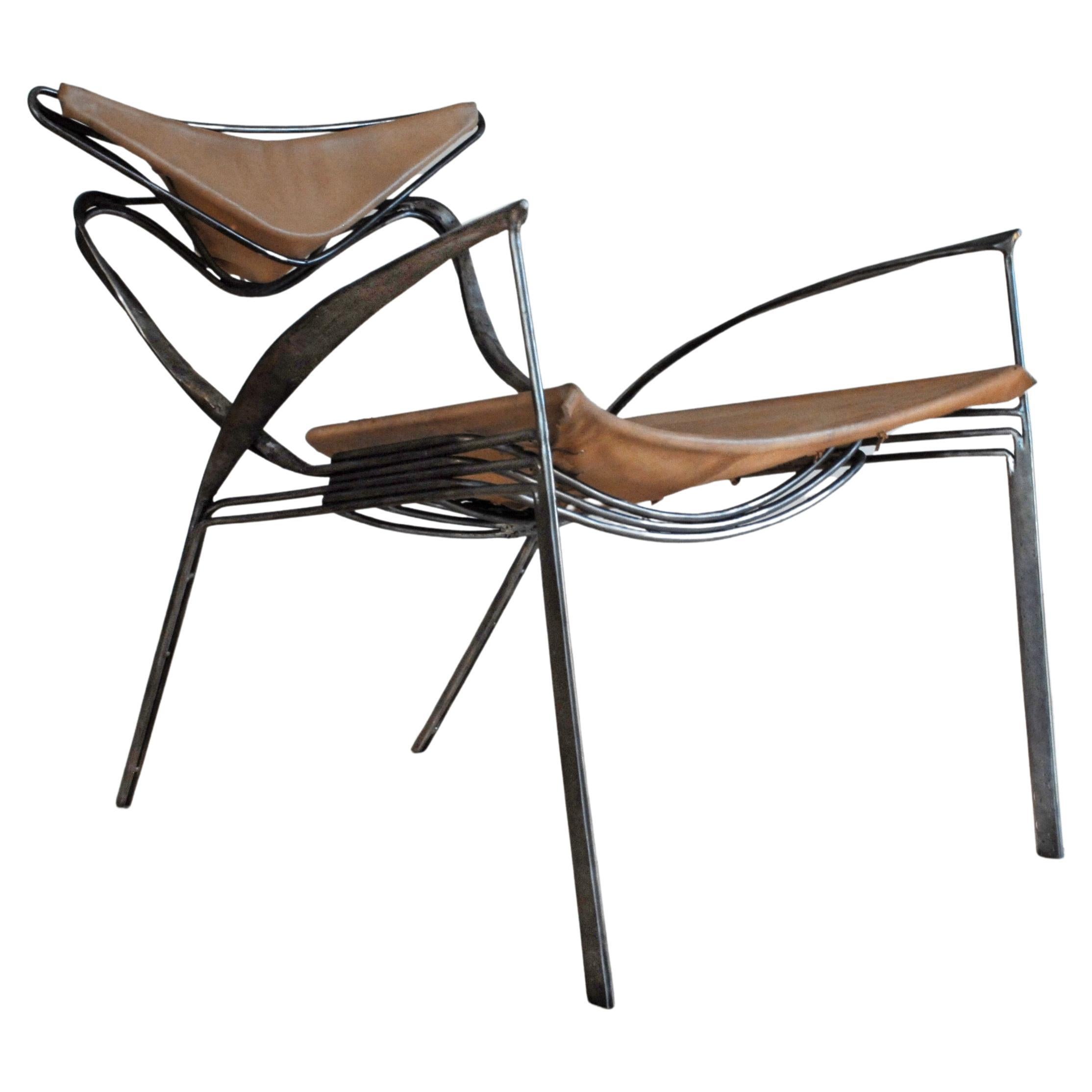 Sillón escultural Brutalista de acero forjado y piel de color tostado vegetal