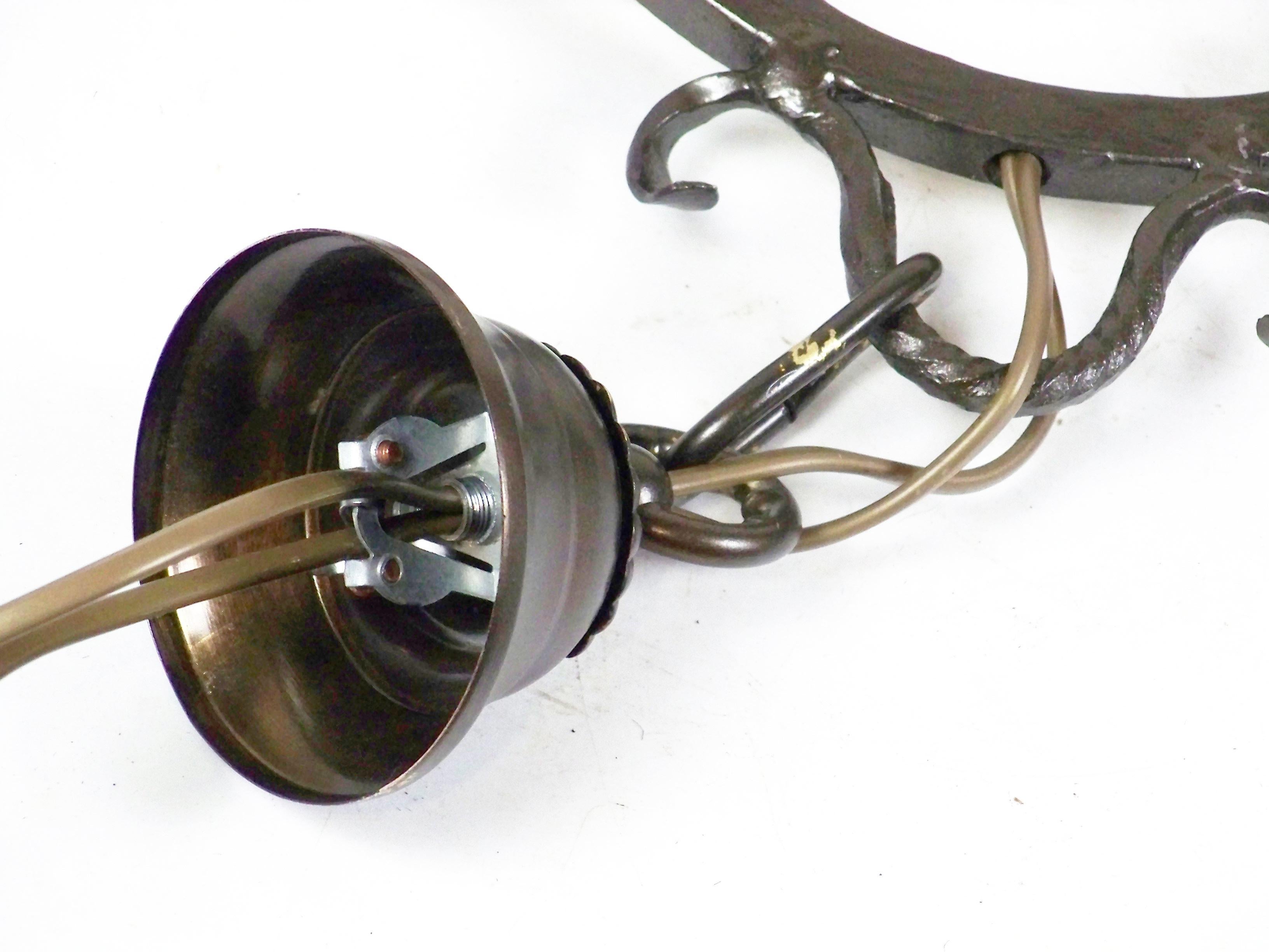 Lampadario a due braccia forgiato in vendita 1