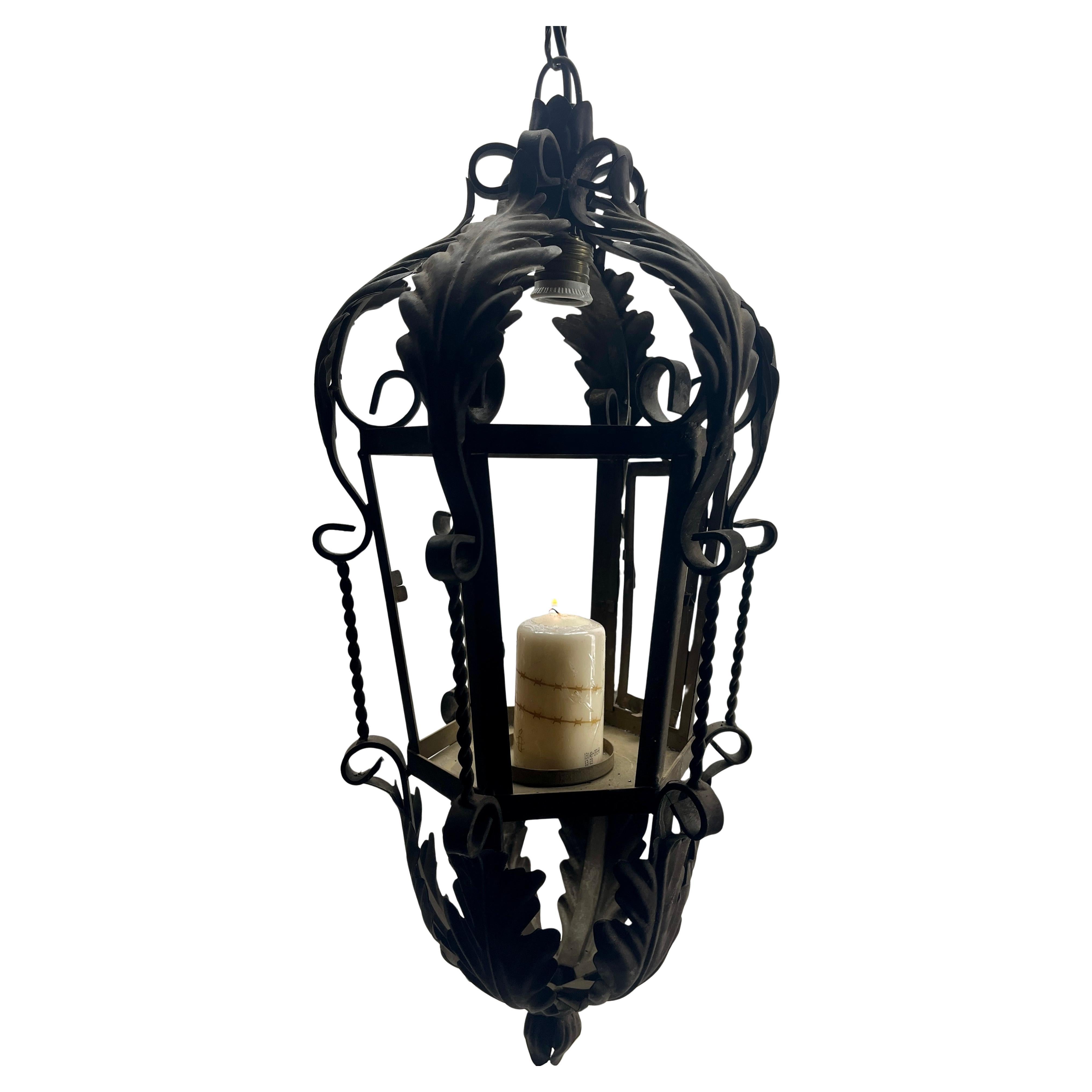 Dimentica il lampadario con lampadina o con candela
Lampada a sospensione in vetro trasparente e dimenticato.
Materiali: Vetro trasparente, lamelle di ferro curvate e plissettate come una gabbia.
Catena in metallo di 23 cm e baldacchino. Presa E27