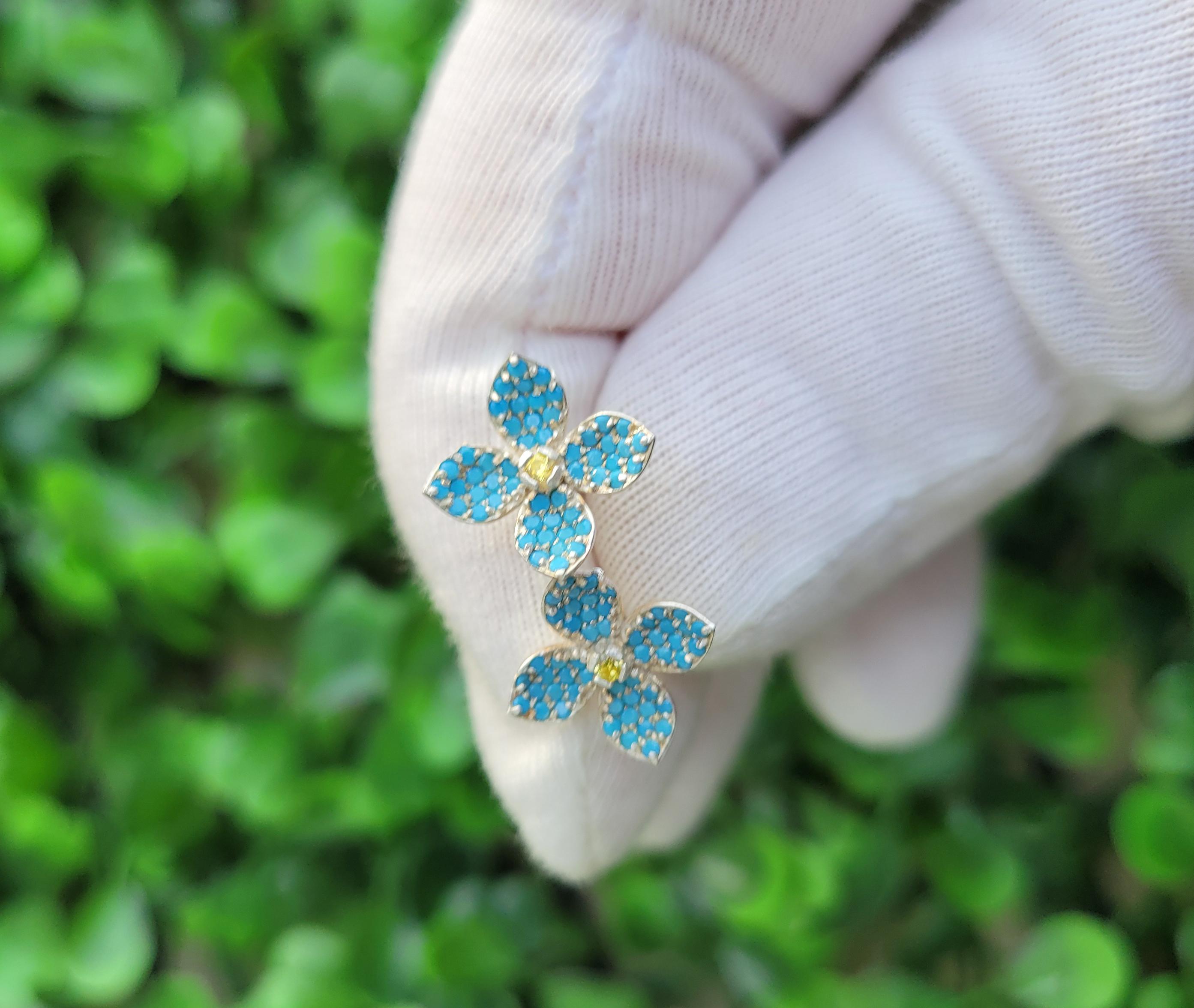 Orecchini a fiore in oro 14k. Orecchini a quattro petali.  Orecchini turchesi in oro con borchie. Orecchini a perno Forget me knot. Borchie a forma di fiore blu. Orecchini minimalisti Tiny Blue. Mi piacciono gli orecchini a fiore con nodo.

Peso