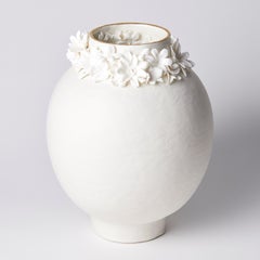 Forget Me Not IX, un vase en porcelaine unique à décor floral d'Amy Hughes