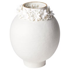 Forget Me Not IX, un vase en porcelaine unique à décor floral d'Amy Hughes