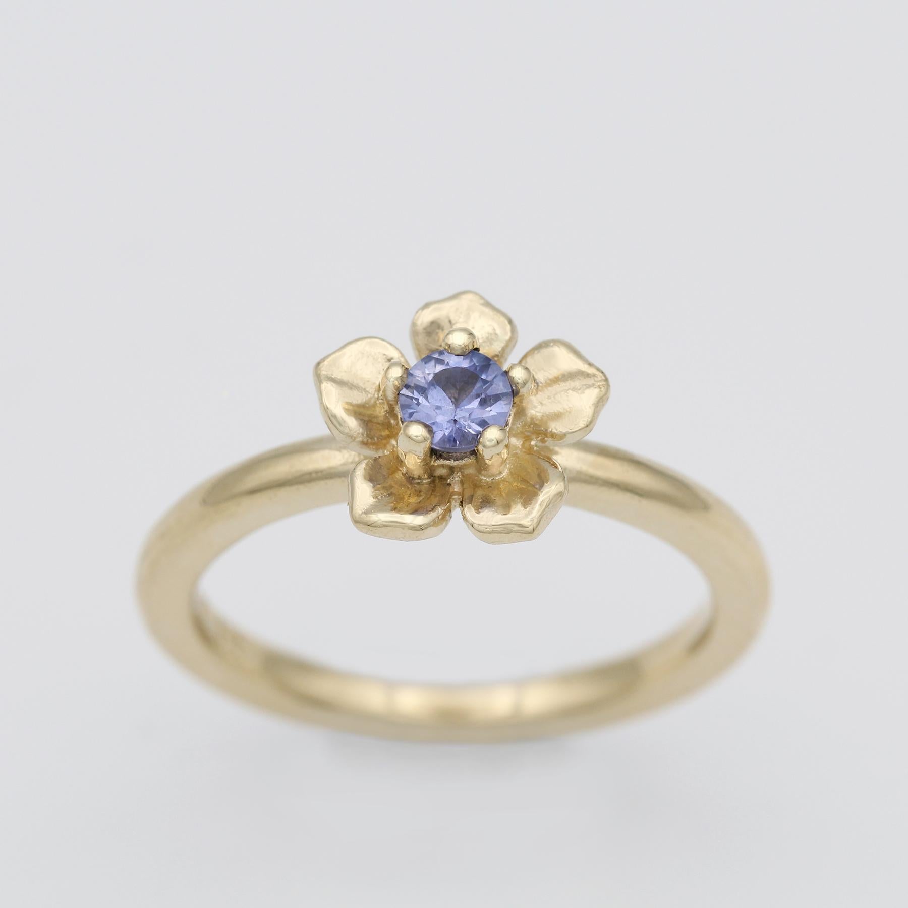 For Sale:  Forget Me Not Ring/ 9ct Yellow Gold, Ceylon Sapphire 4