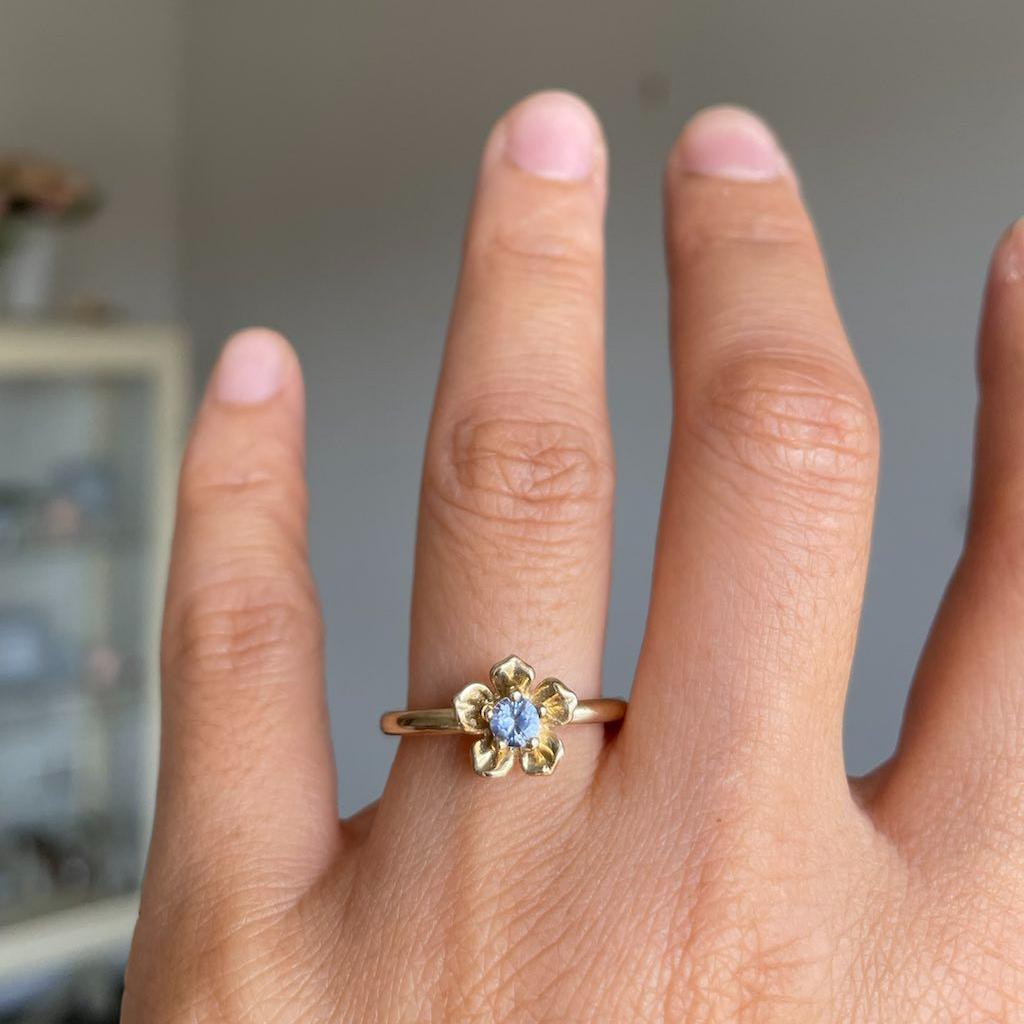 For Sale:  Forget Me Not Ring/ 9ct Yellow Gold, Ceylon Sapphire 5