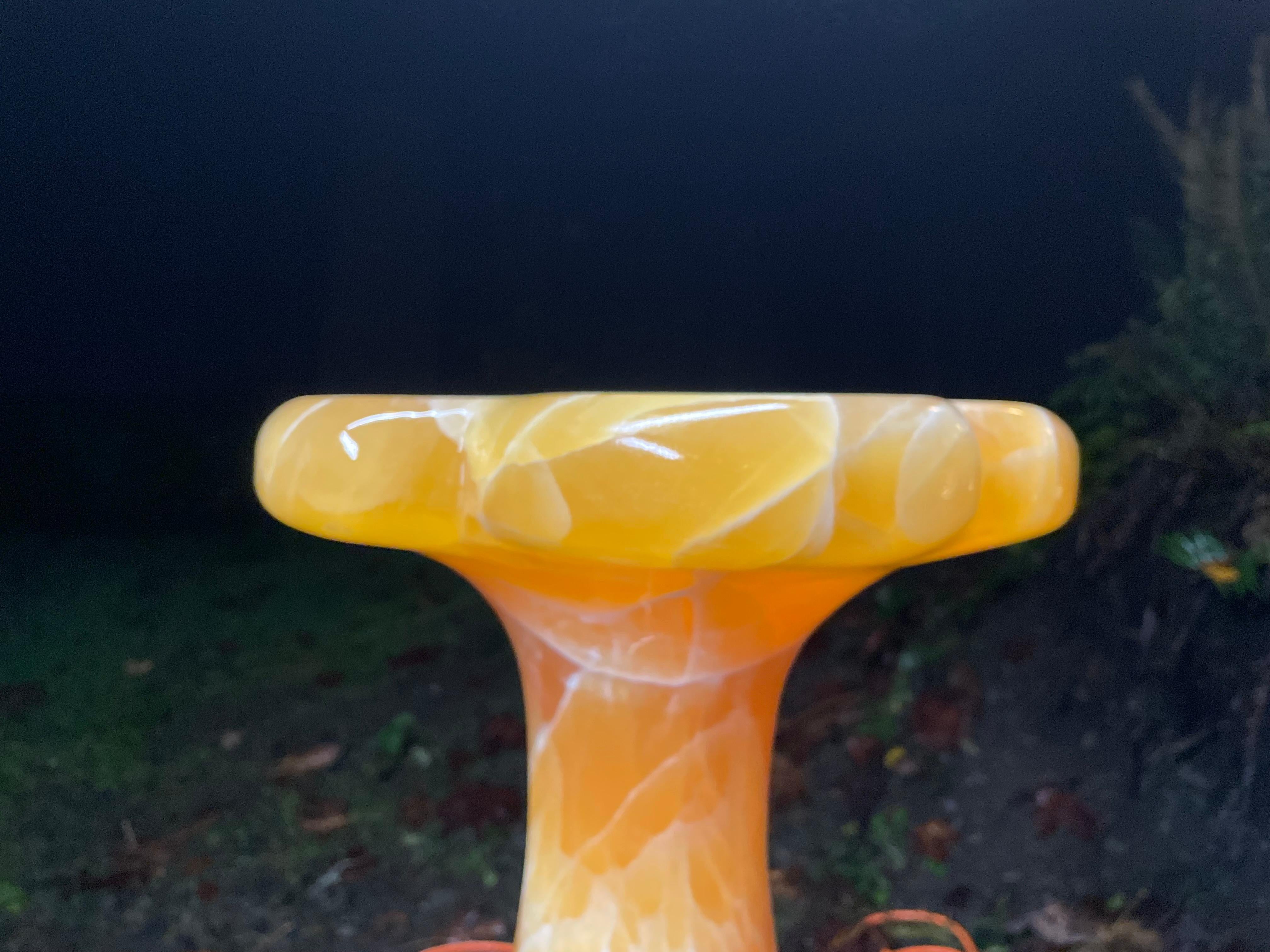Américain James de Wulf Table d'appoint Myosotis, Honey Calcite Stone en vente