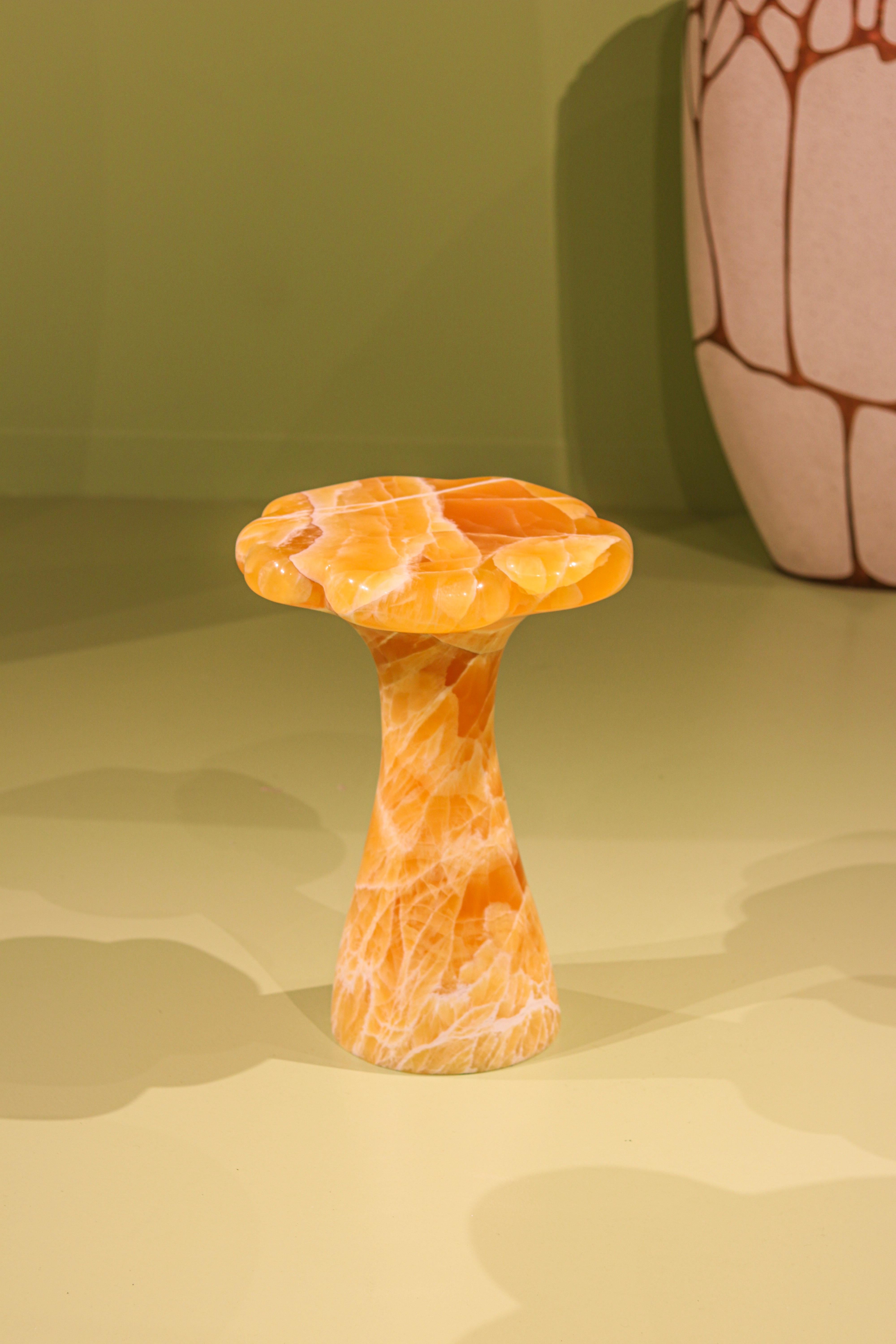 Sculpté à la main James de Wulf Table d'appoint Myosotis, Honey Calcite Stone en vente