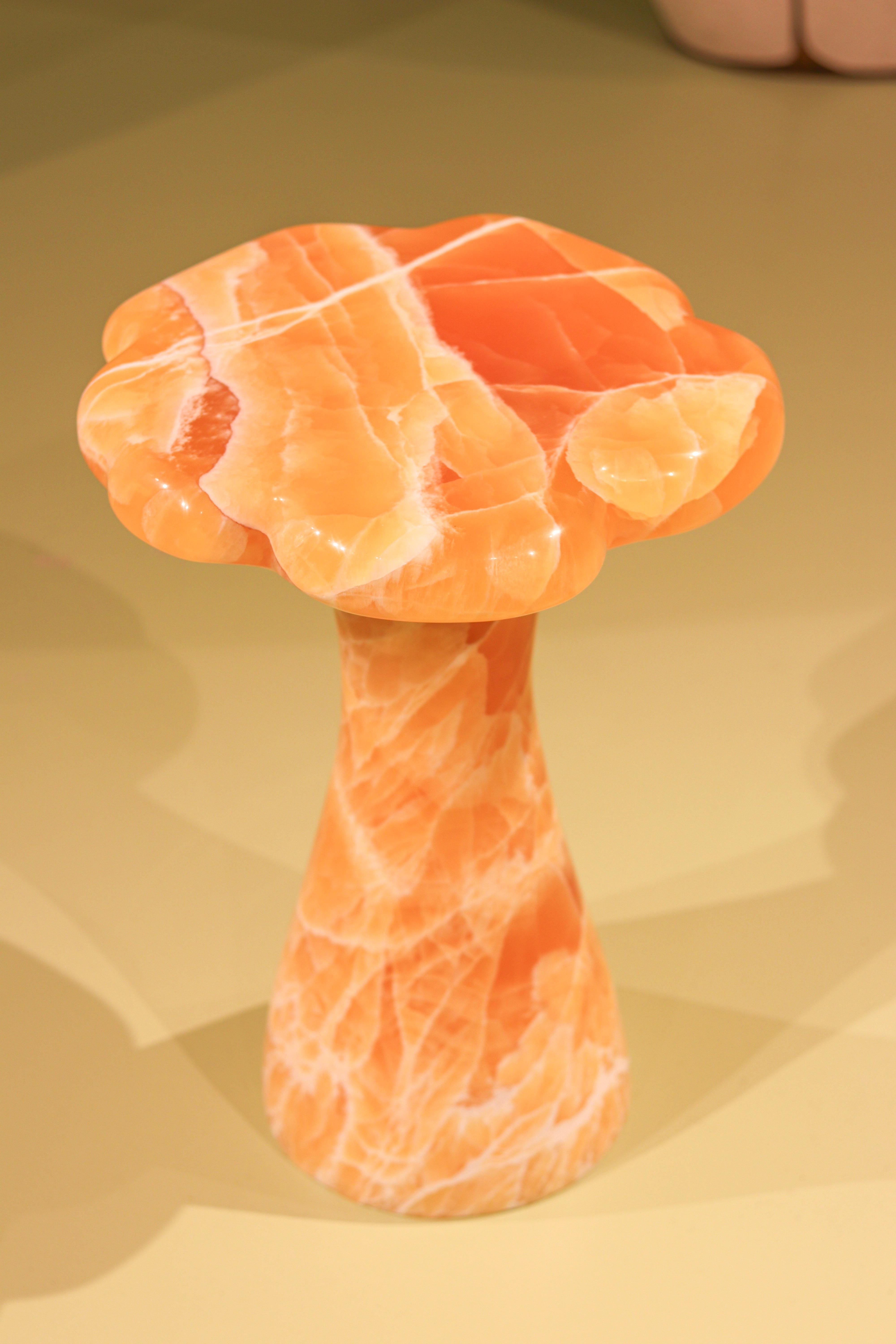 James de Wulf Table d'appoint Myosotis, Honey Calcite Stone Neuf - En vente à Paia, HI