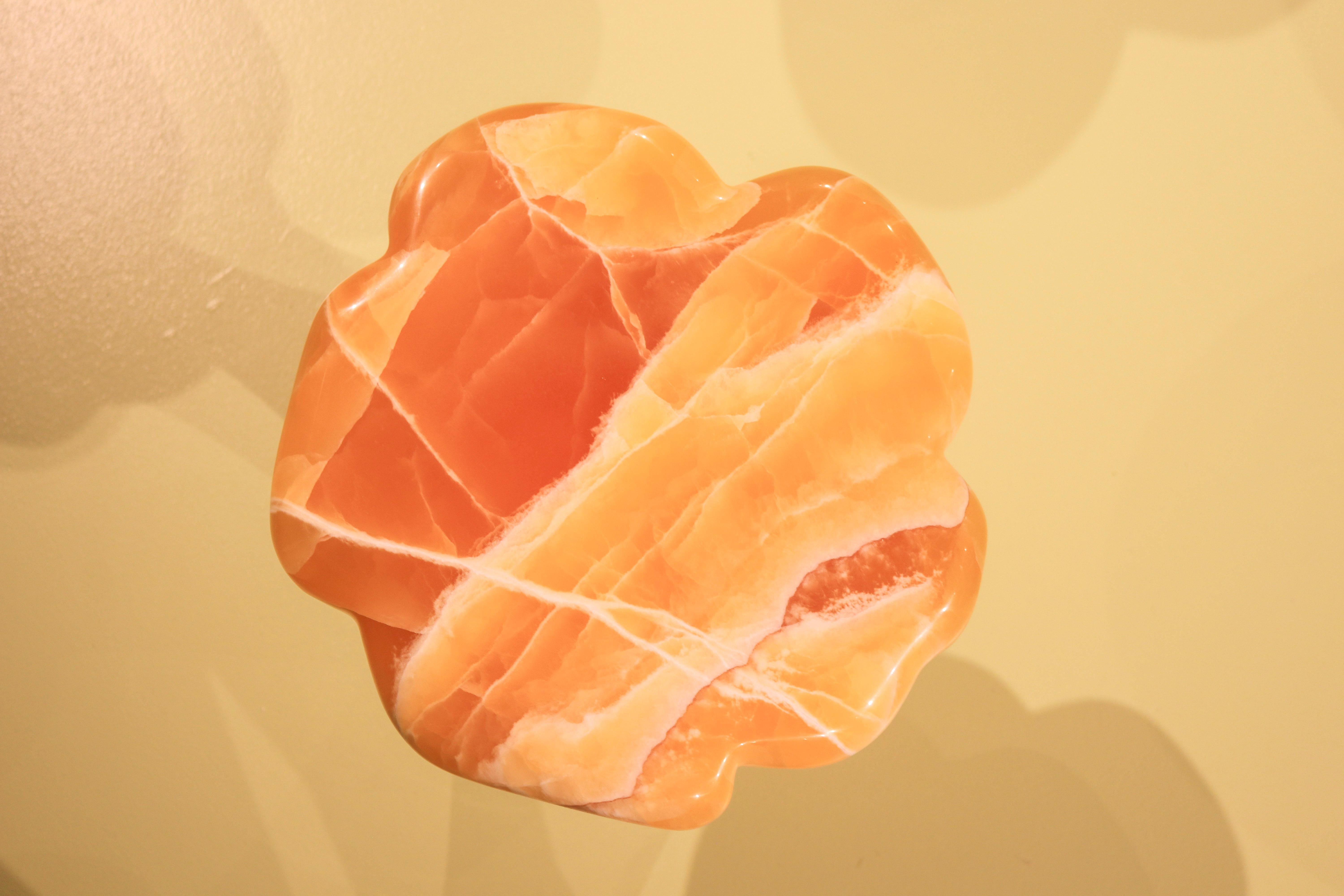 XXIe siècle et contemporain James de Wulf Table d'appoint Myosotis, Honey Calcite Stone en vente