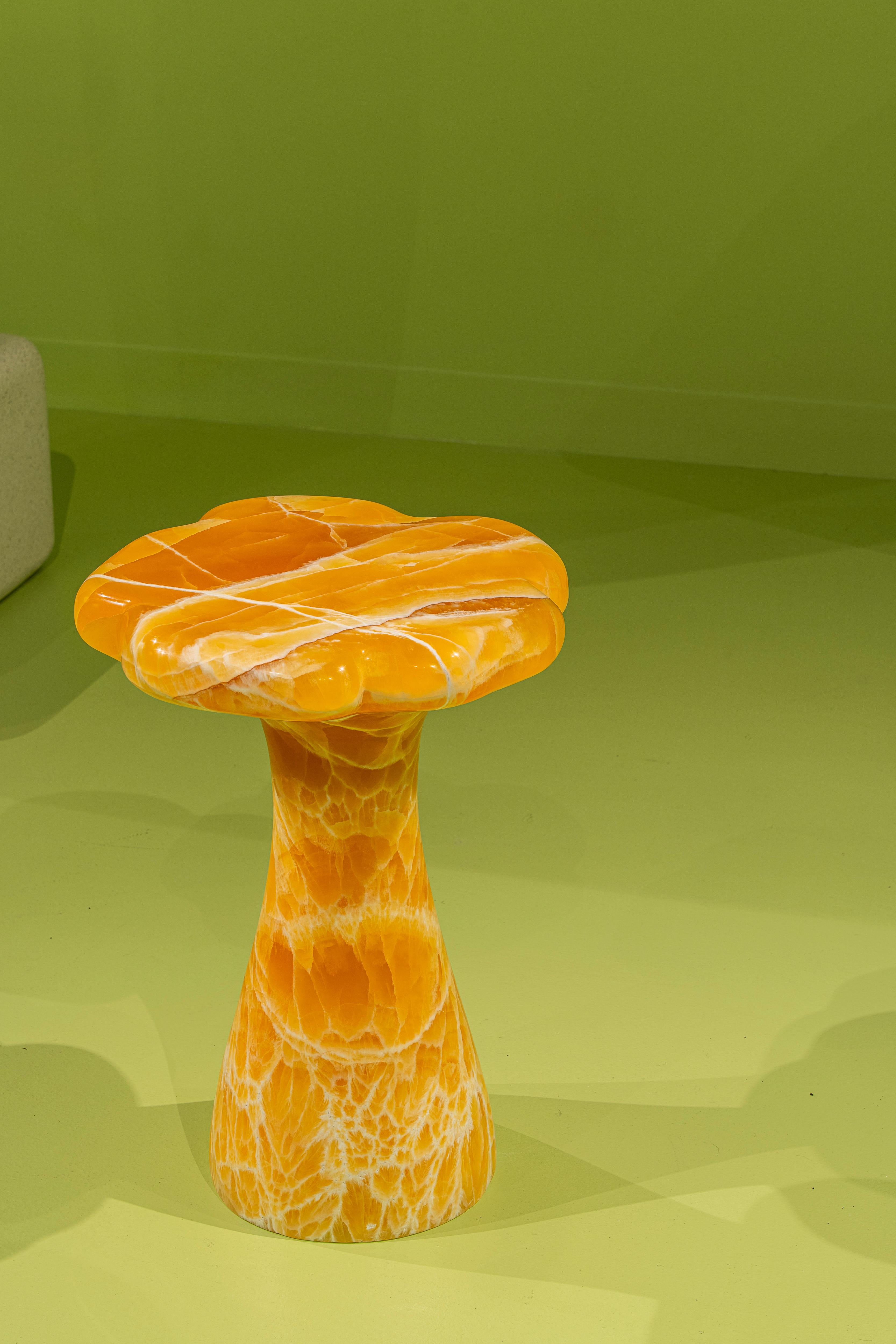 Pierre James de Wulf Table d'appoint Myosotis, Honey Calcite Stone en vente