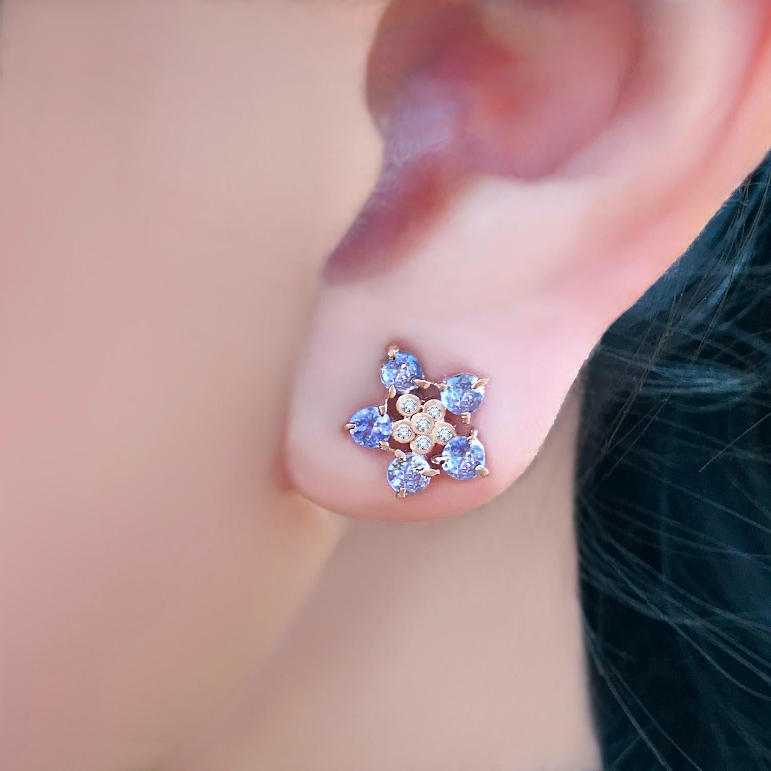 Round Cut Forget-Me-Not Tanzanite and Diamond Flower Studs 18 Karat For Sale