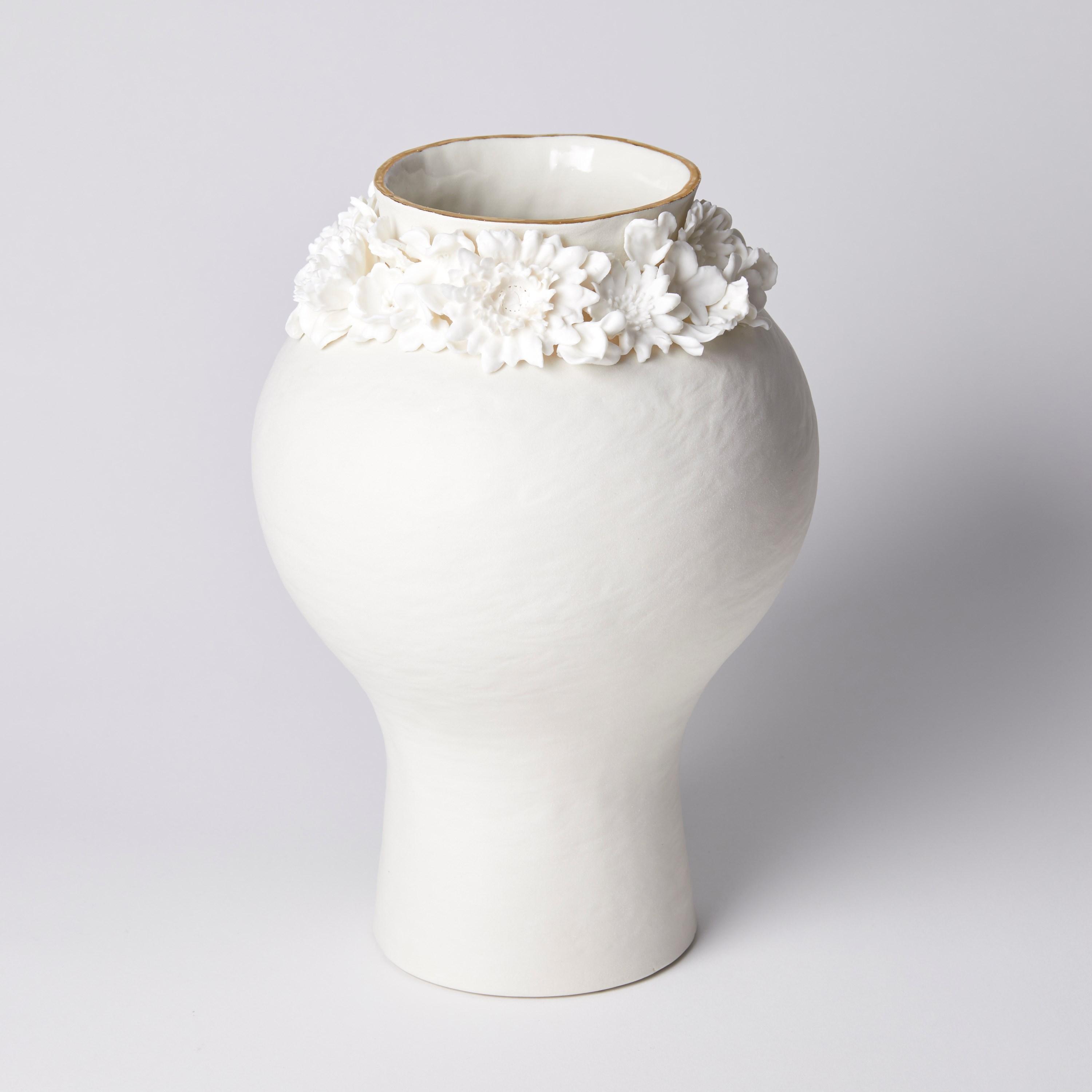 Organique Forget Me Not VI, vase en porcelaine unique à décor floral d'Amy Hughes en vente