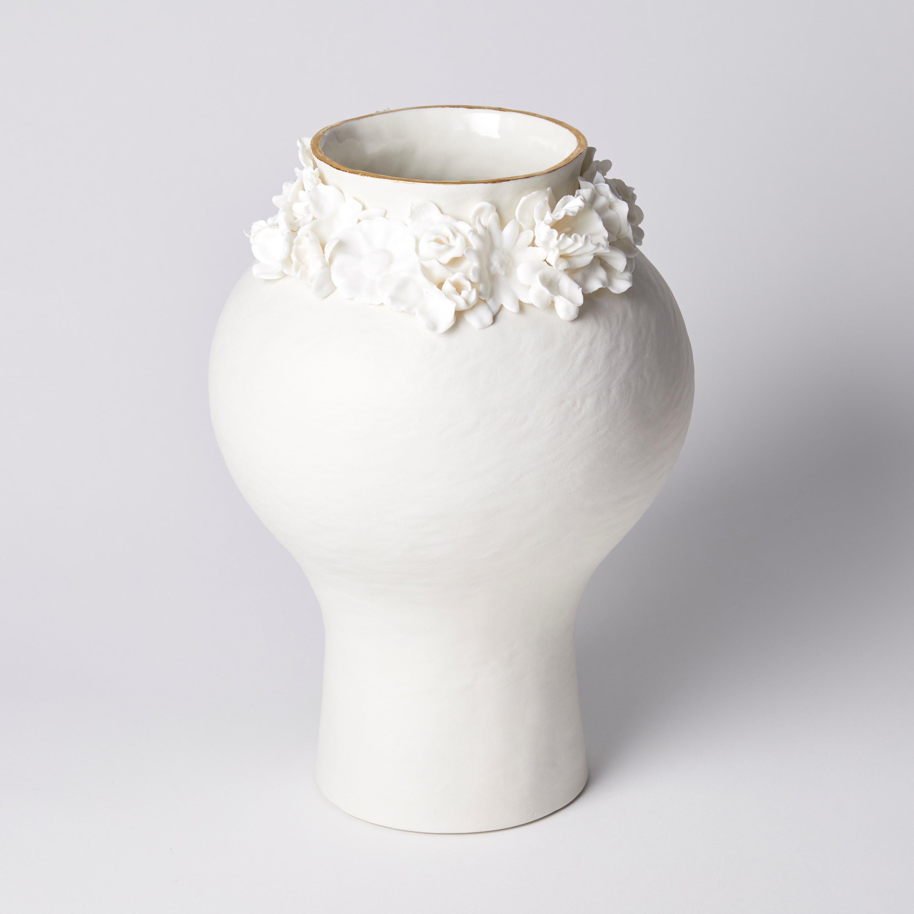 Fait main Forget Me Not VI, vase en porcelaine unique à décor floral d'Amy Hughes en vente