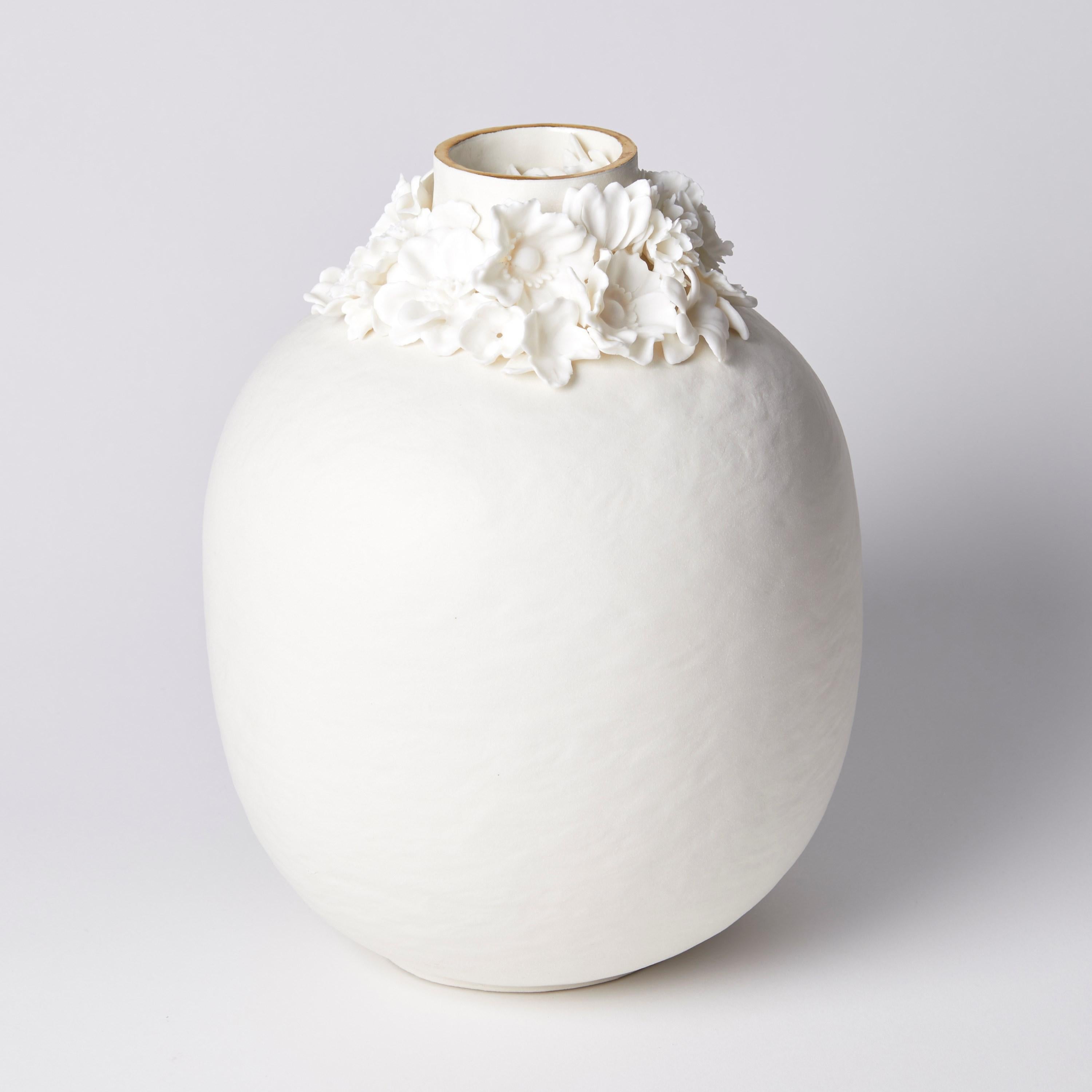 Britannique Forget Me Not VII, un vase en porcelaine unique à décor floral d'Amy Hughes en vente