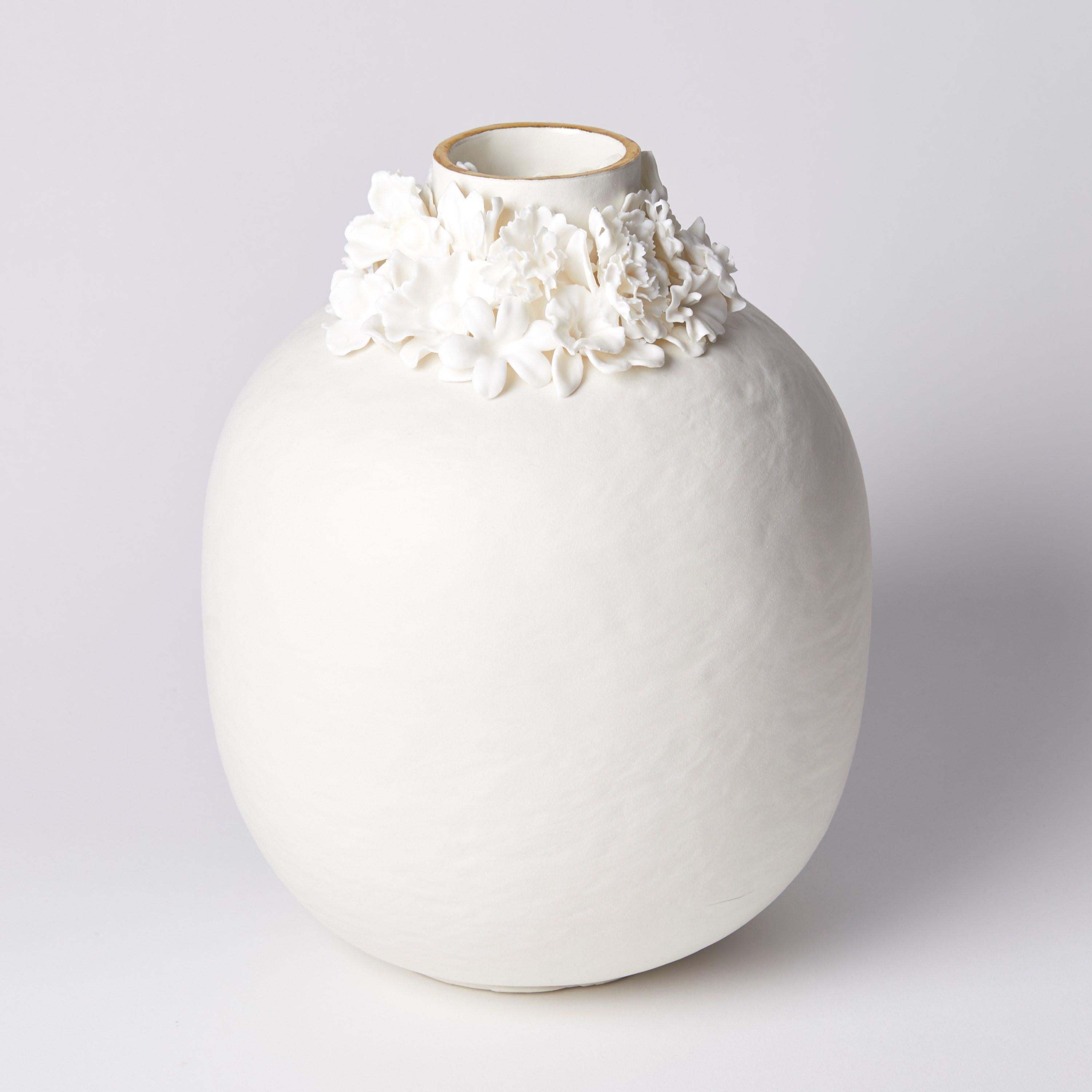 Fait main Forget Me Not VII, un vase en porcelaine unique à décor floral d'Amy Hughes en vente
