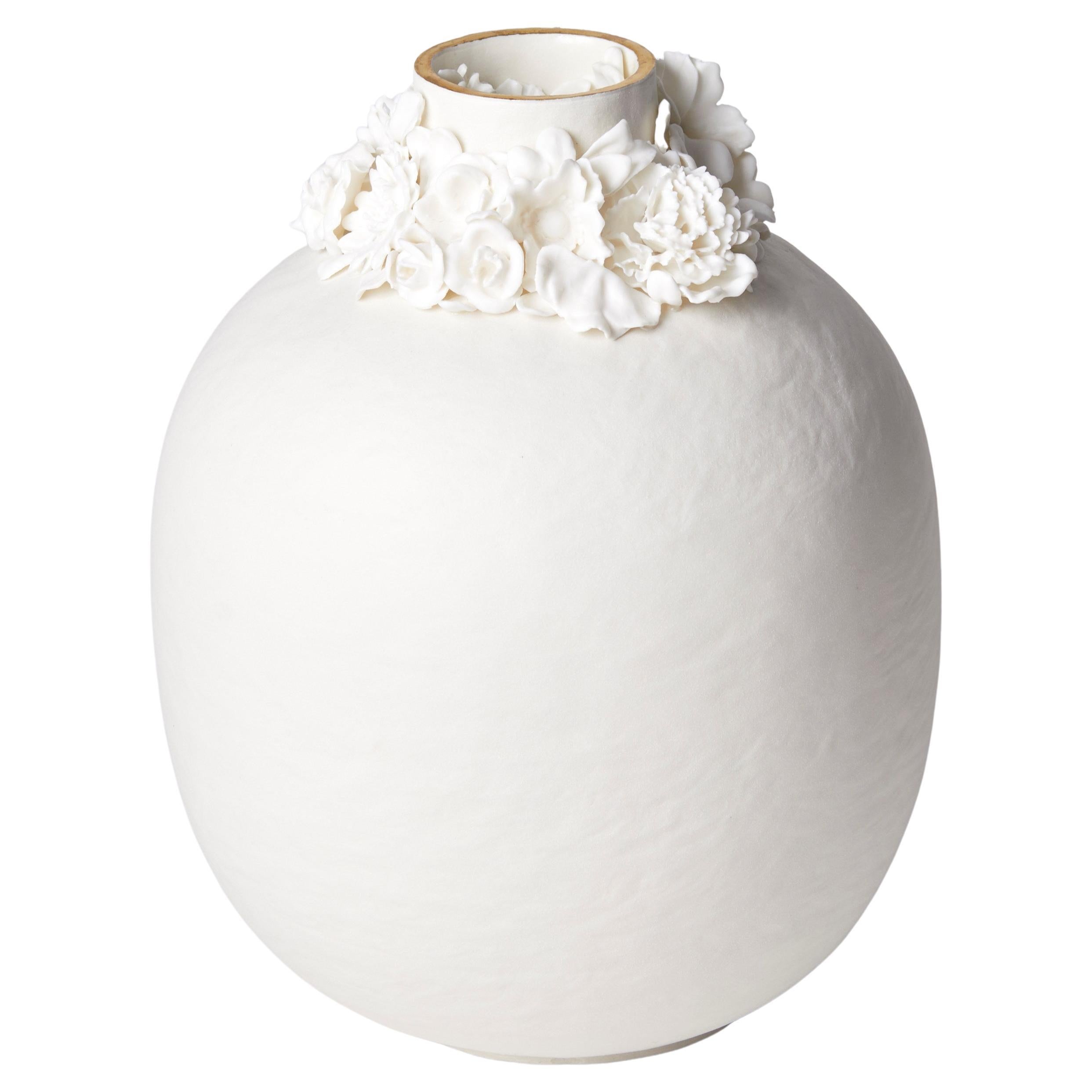 Forget Me Not VII, un vase en porcelaine unique à décor floral d'Amy Hughes