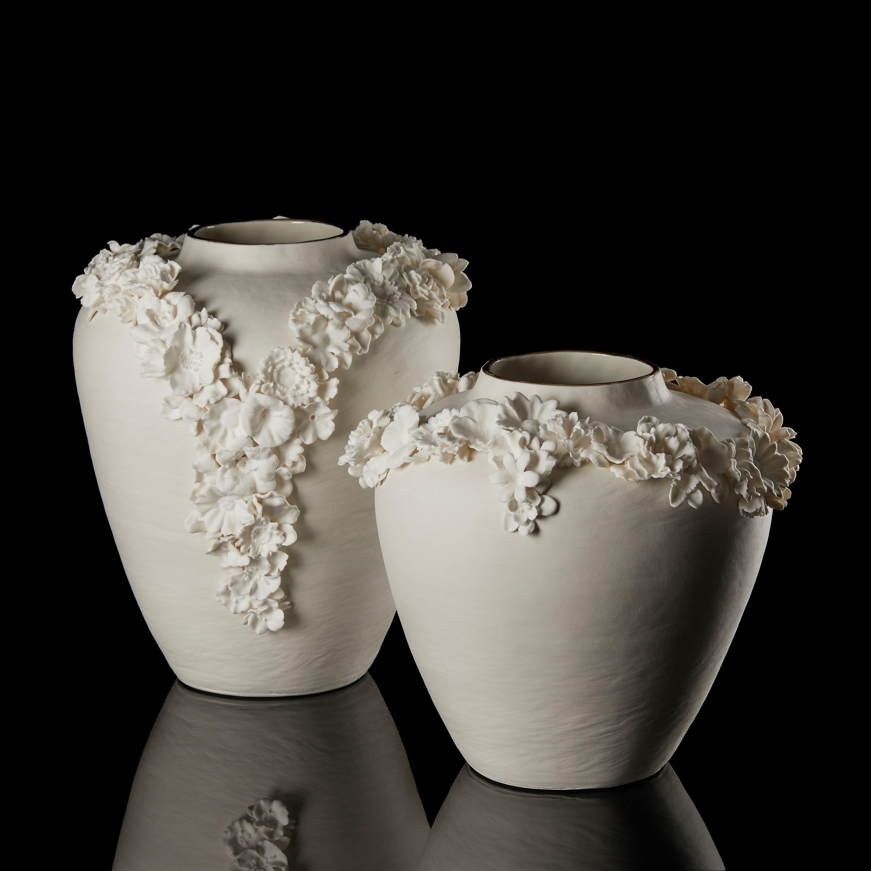 Forget Me Not X, un vaso in porcellana, parian e lustro d'oro di Amy Hughes in vendita 2