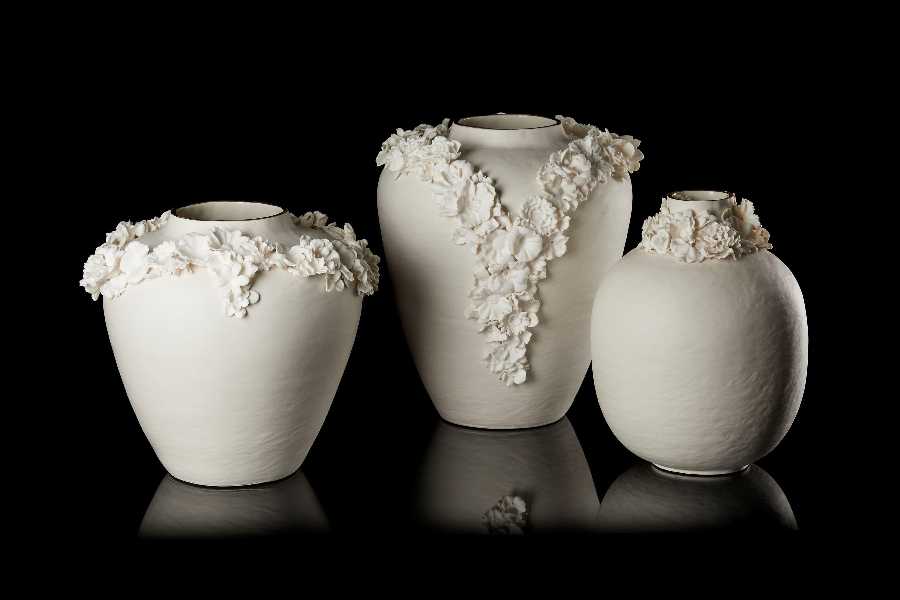 Forget Me Not X, un vaso in porcellana, parian e lustro d'oro di Amy Hughes in vendita 3