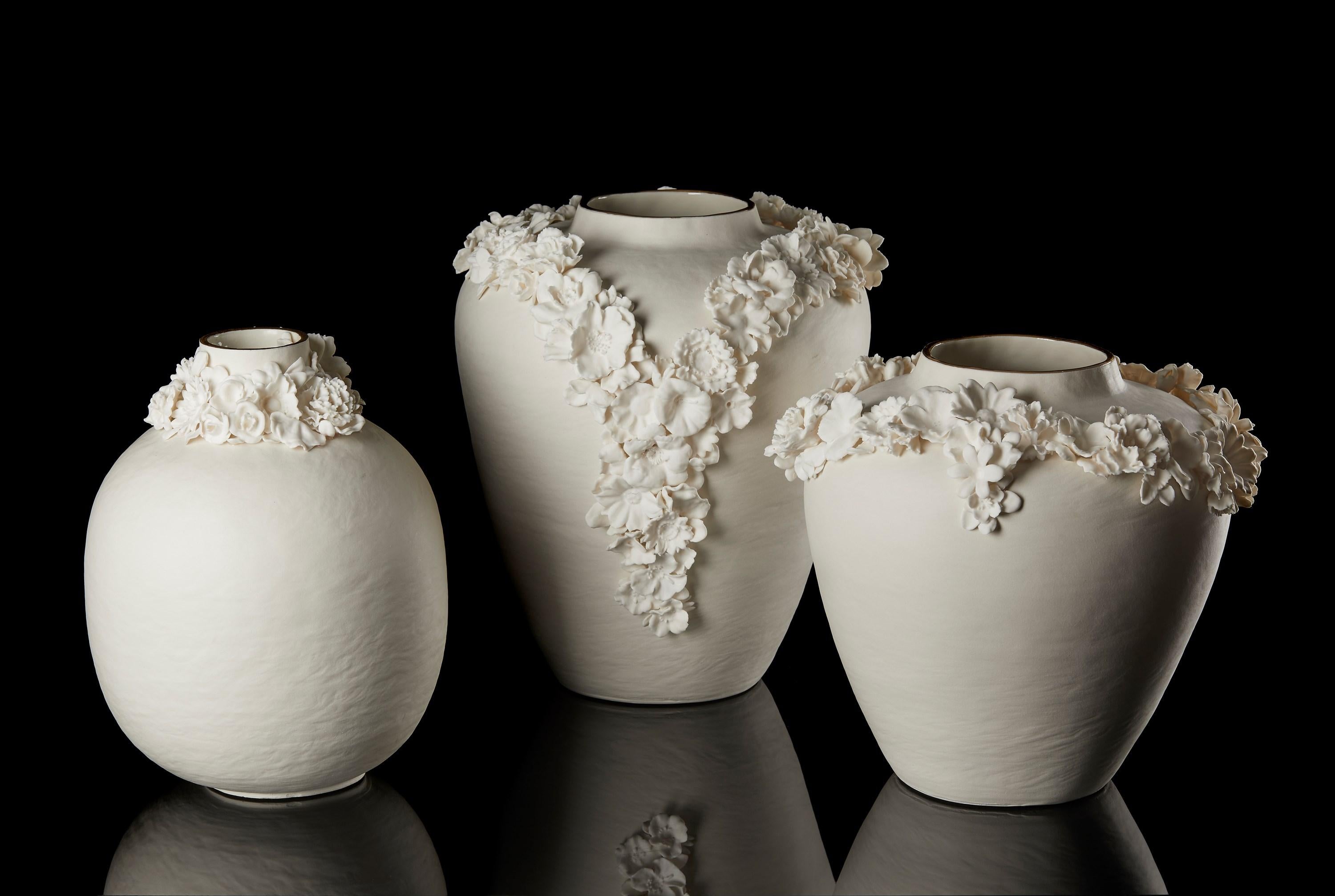 Forget Me Not X, un vaso in porcellana, parian e lustro d'oro di Amy Hughes in vendita 4