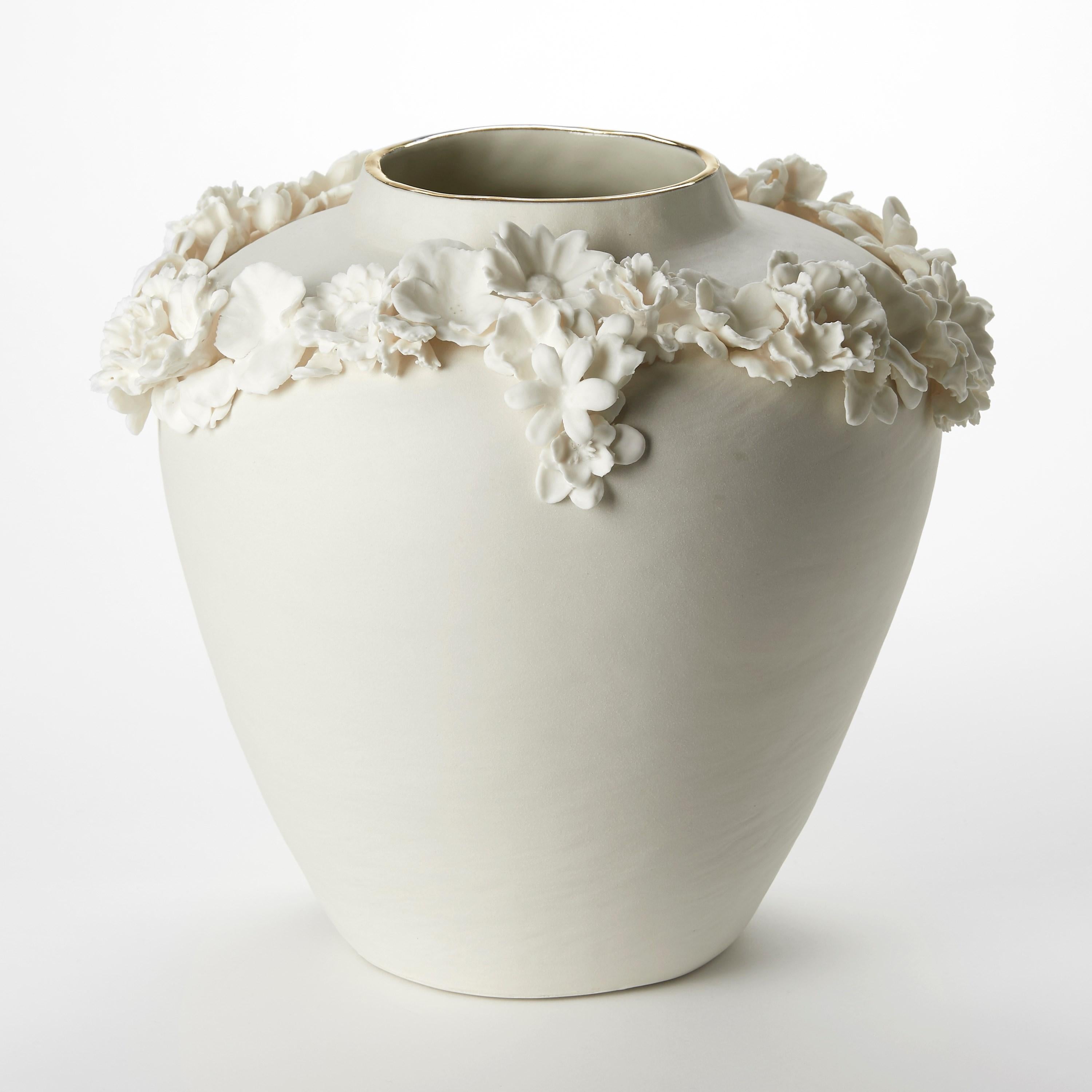 'Forget Me Not X' è un vaso scultura in porcellana unico nel suo genere, realizzato dall'artista britannica Amy Hughes.

Hughes ha lavorato ed esposto a livello internazionale, compreso un periodo come artista in residenza presso la Konstfack School