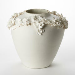 Forget Me Not X, un vaso in porcellana, parian e lustro d'oro di Amy Hughes