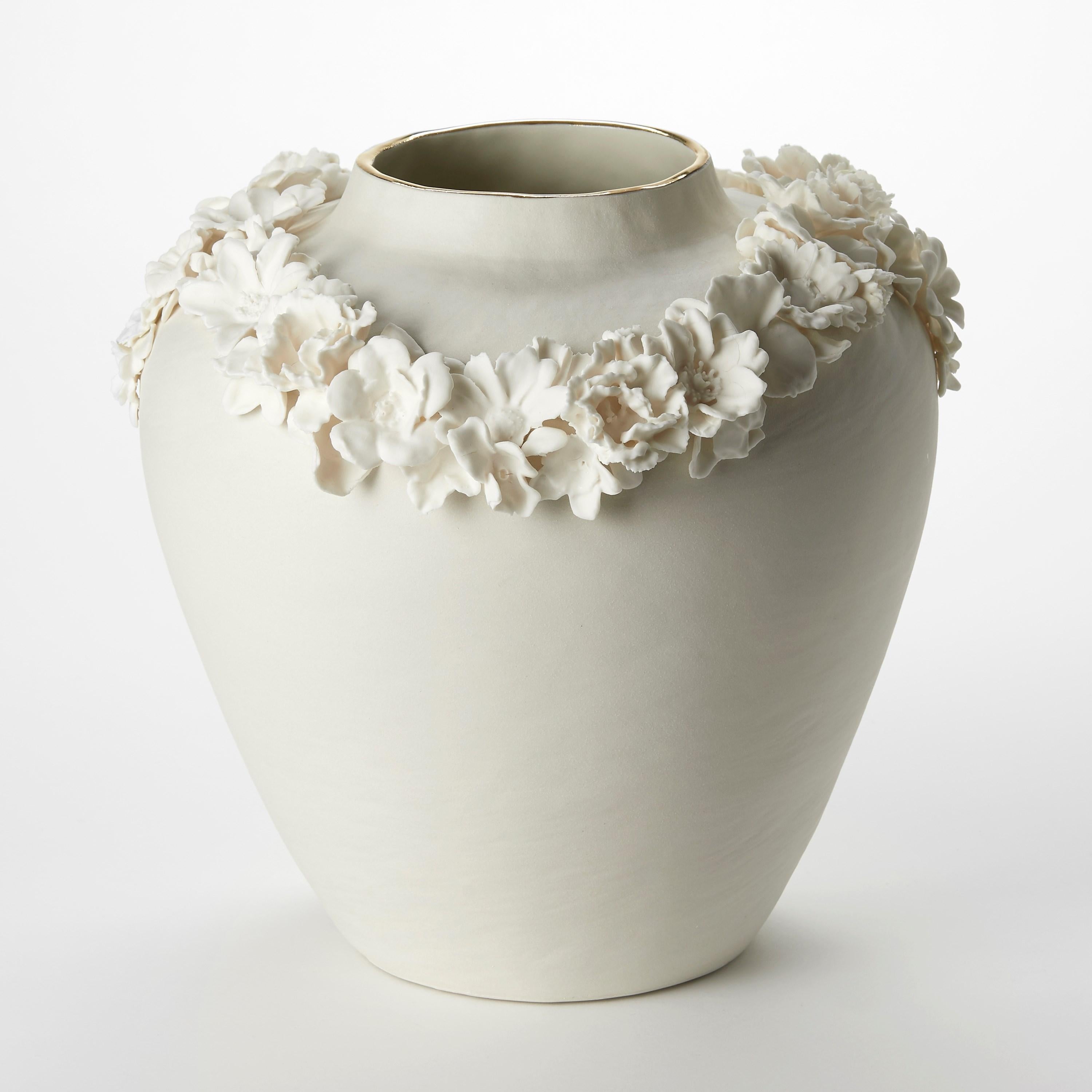Organico moderno Forget Me Not X, un vaso in porcellana, parian e lustro d'oro di Amy Hughes in vendita