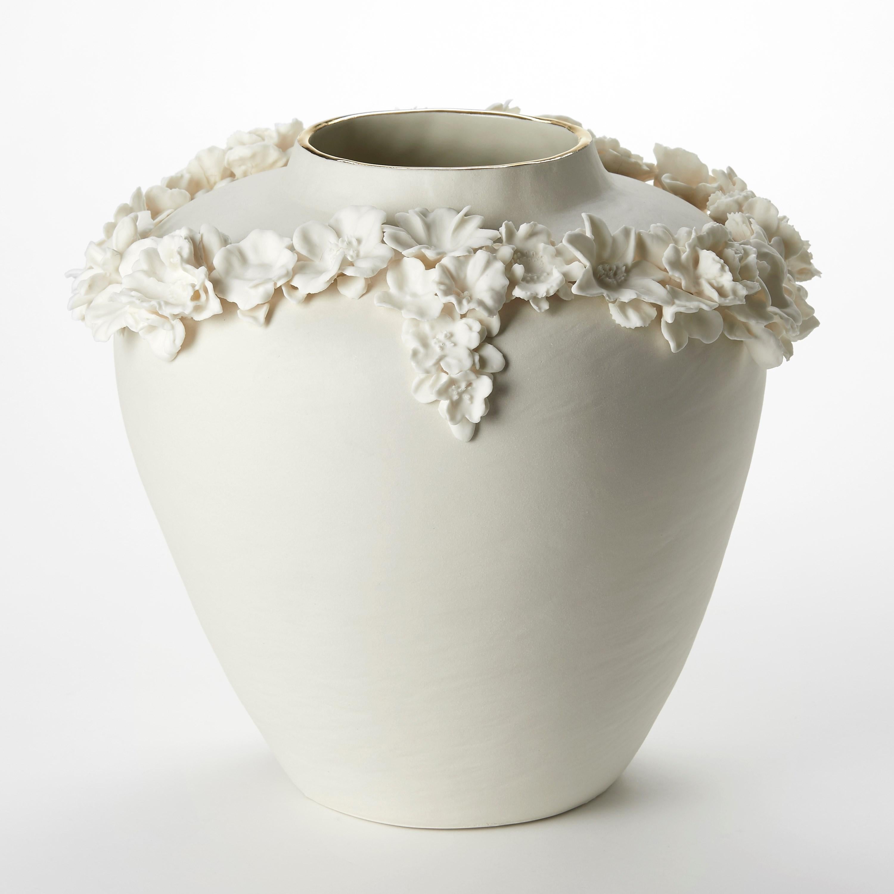 Britannico Forget Me Not X, un vaso in porcellana, parian e lustro d'oro di Amy Hughes in vendita