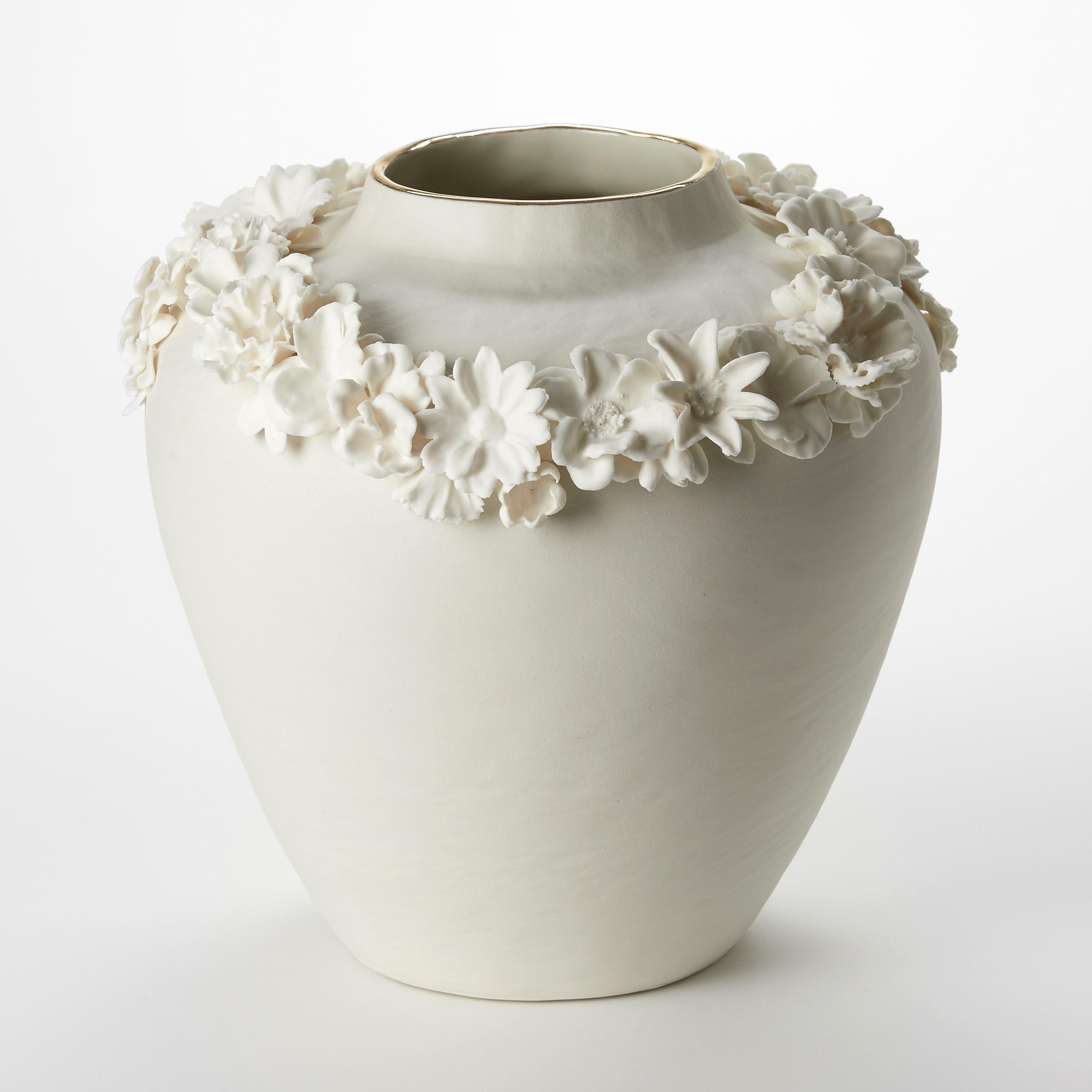 Fatto a mano Forget Me Not X, un vaso in porcellana, parian e lustro d'oro di Amy Hughes in vendita