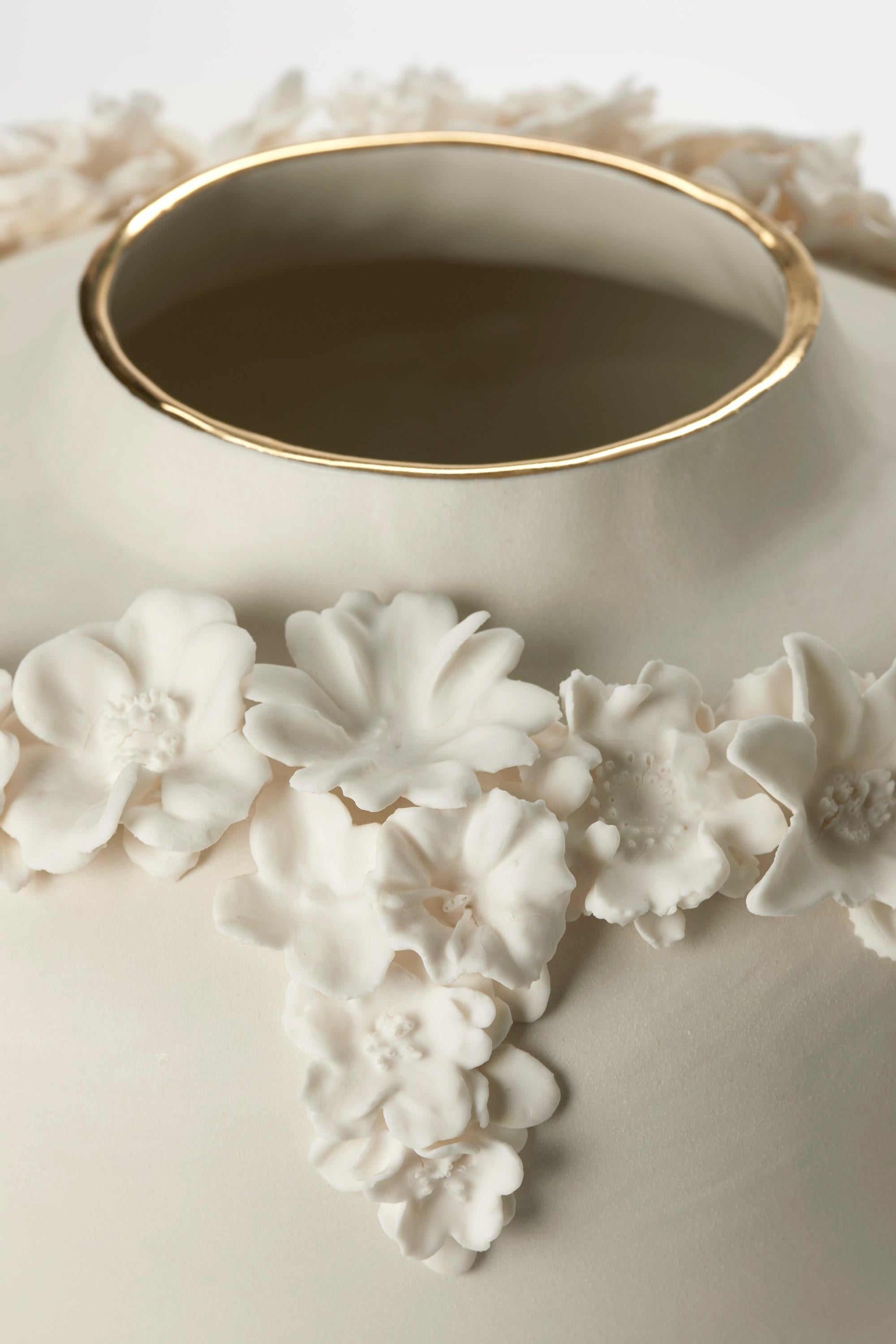 Forget Me Not X, un vaso in porcellana, parian e lustro d'oro di Amy Hughes In condizioni Nuovo in vendita a London, GB
