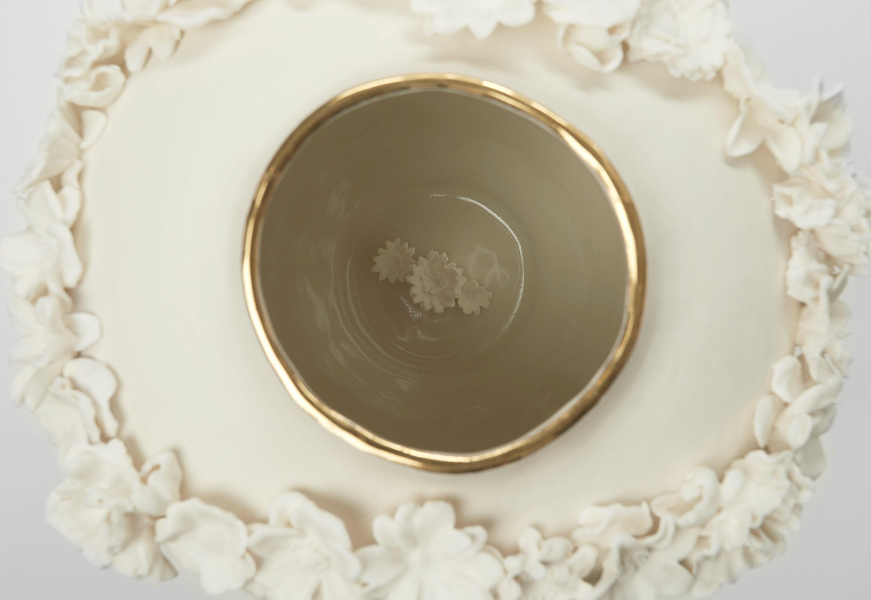 XXI secolo e contemporaneo Forget Me Not X, un vaso in porcellana, parian e lustro d'oro di Amy Hughes in vendita