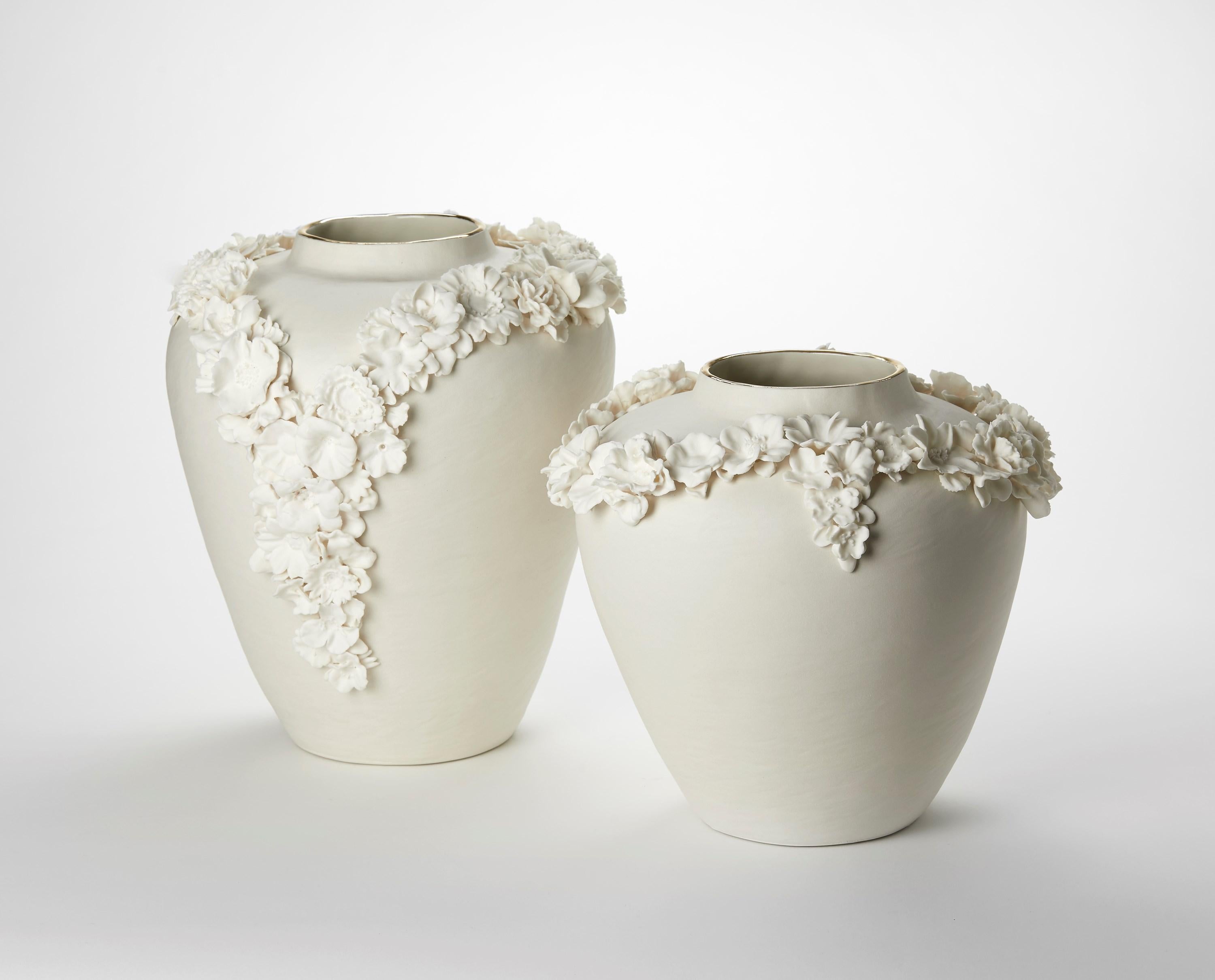 Lustro Forget Me Not X, un vaso in porcellana, parian e lustro d'oro di Amy Hughes in vendita