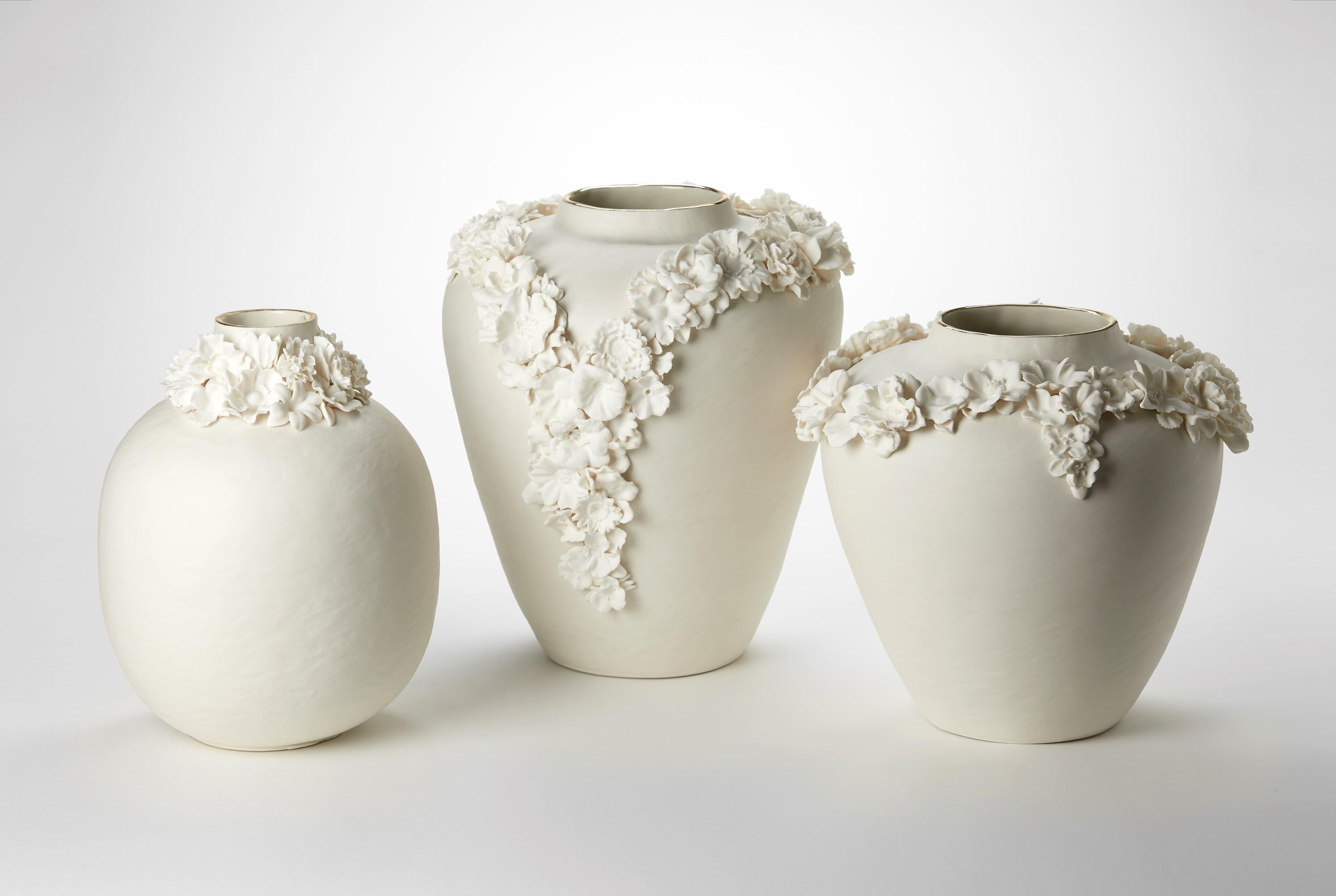 Forget Me Not X, un vaso in porcellana, parian e lustro d'oro di Amy Hughes in vendita 1