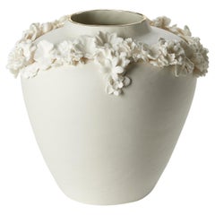 Forget Me Not X, un vaso in porcellana, parian e lustro d'oro di Amy Hughes
