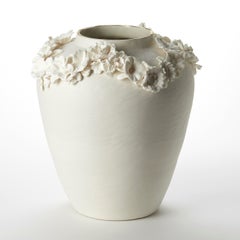 Forget Me Not XI, jarrón floral de porcelana, parian y reflejo metálico dorado de Amy Hughes