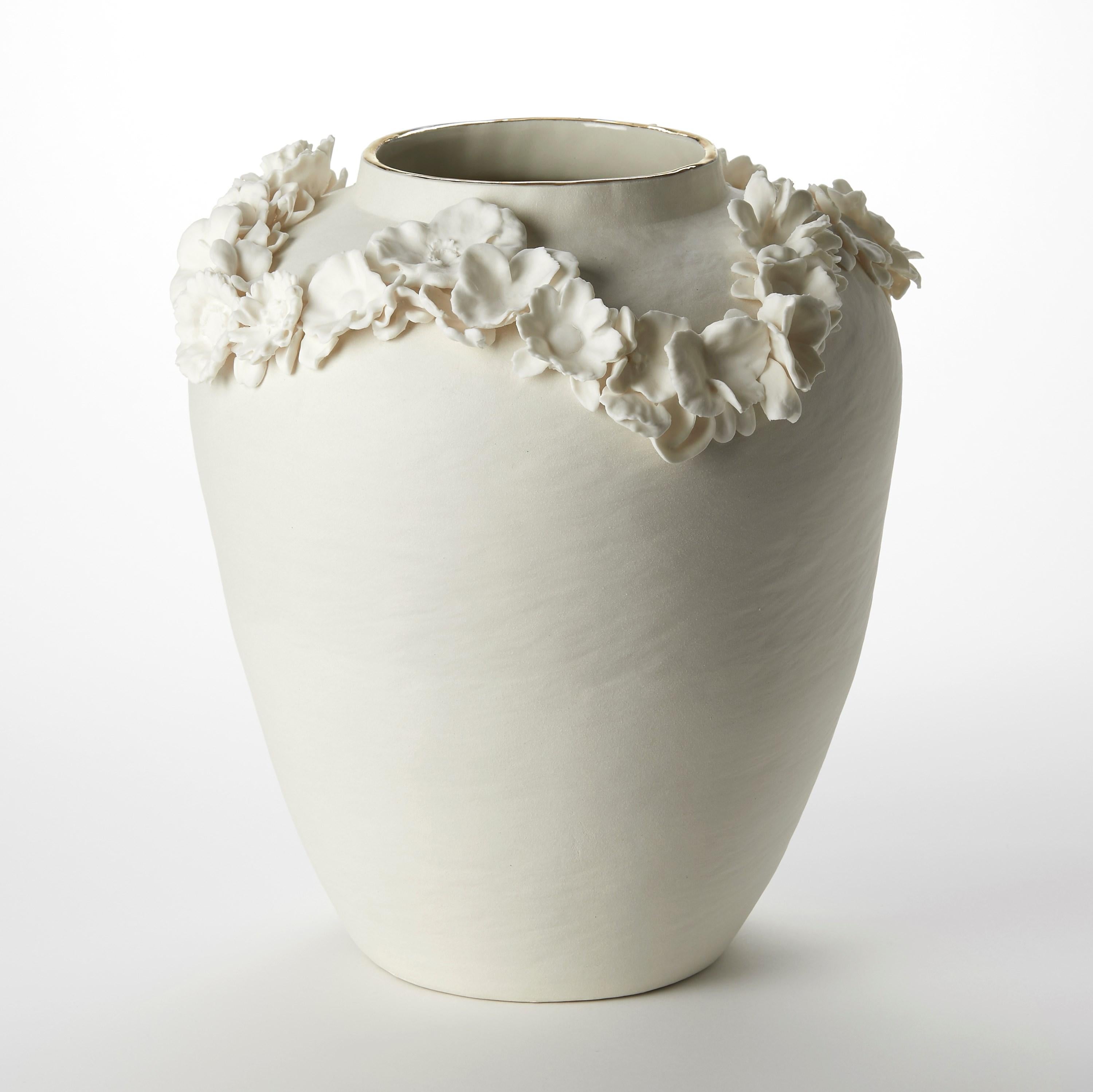 Britannico Forget Me Not XI, vaso floreale in porcellana, parian e lustro d'oro di Amy Hughes in vendita