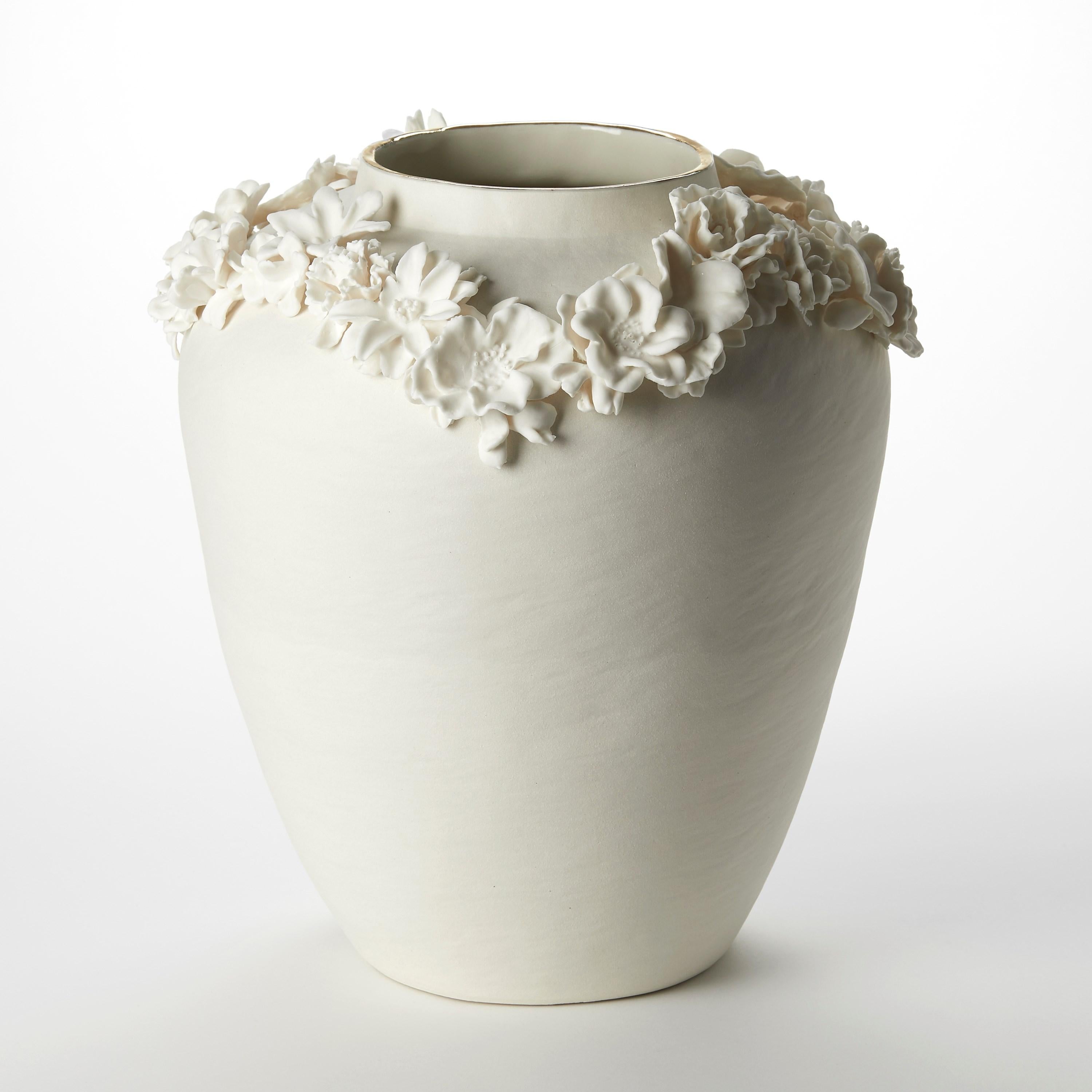 Fatto a mano Forget Me Not XI, vaso floreale in porcellana, parian e lustro d'oro di Amy Hughes in vendita