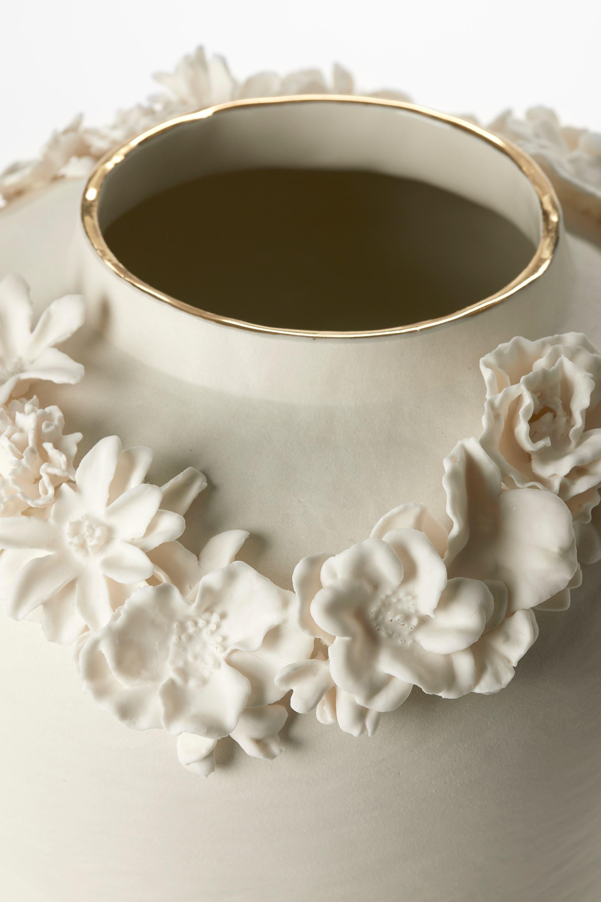 Forget Me Not XI, vaso floreale in porcellana, parian e lustro d'oro di Amy Hughes In condizioni Nuovo in vendita a London, GB