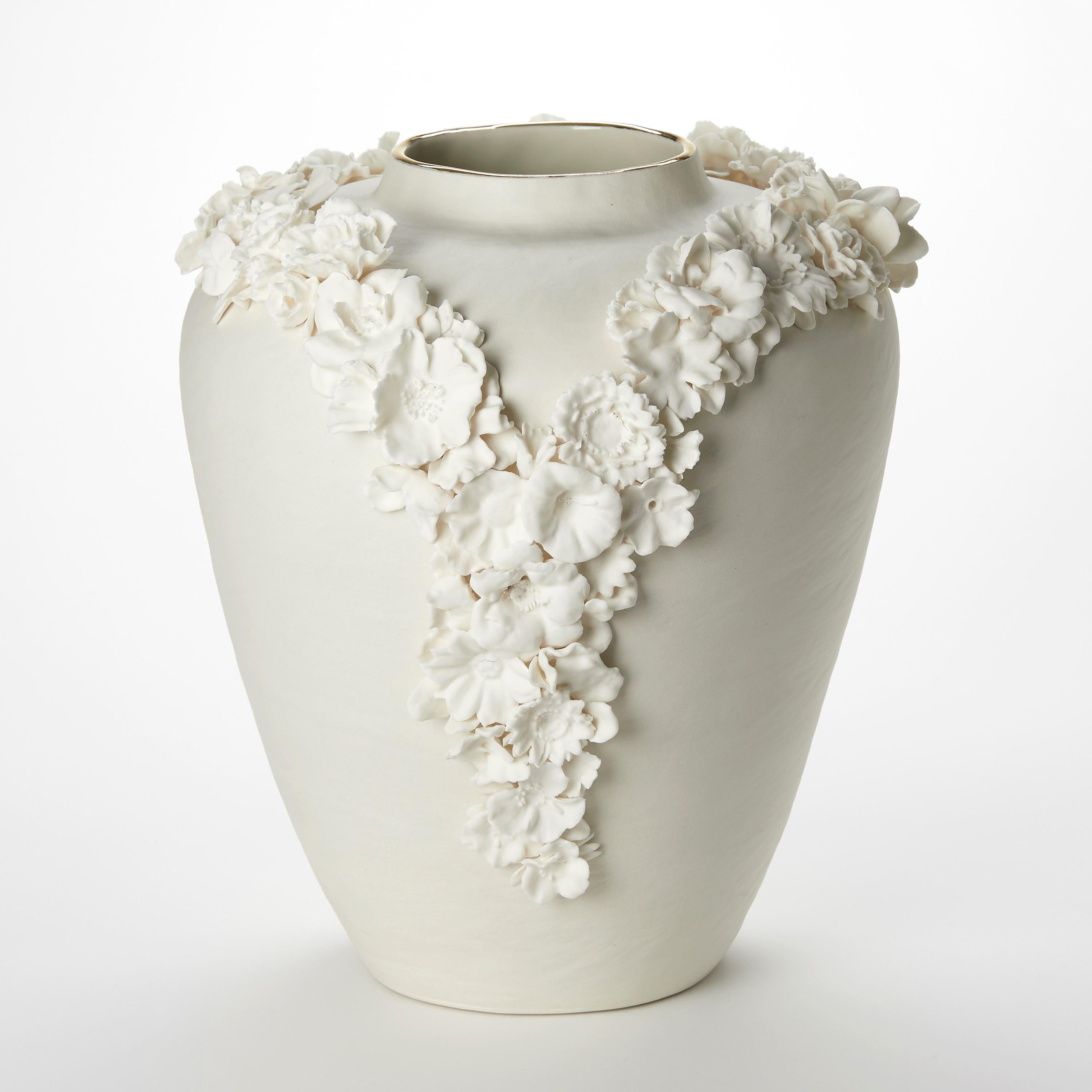 'Forget Me Not XII' è un vaso scultura in porcellana unico nel suo genere realizzato dall'artista britannica Amy Hughes.

Hughes ha lavorato ed esposto a livello internazionale, compreso un periodo come artista in residenza presso la Konstfack
