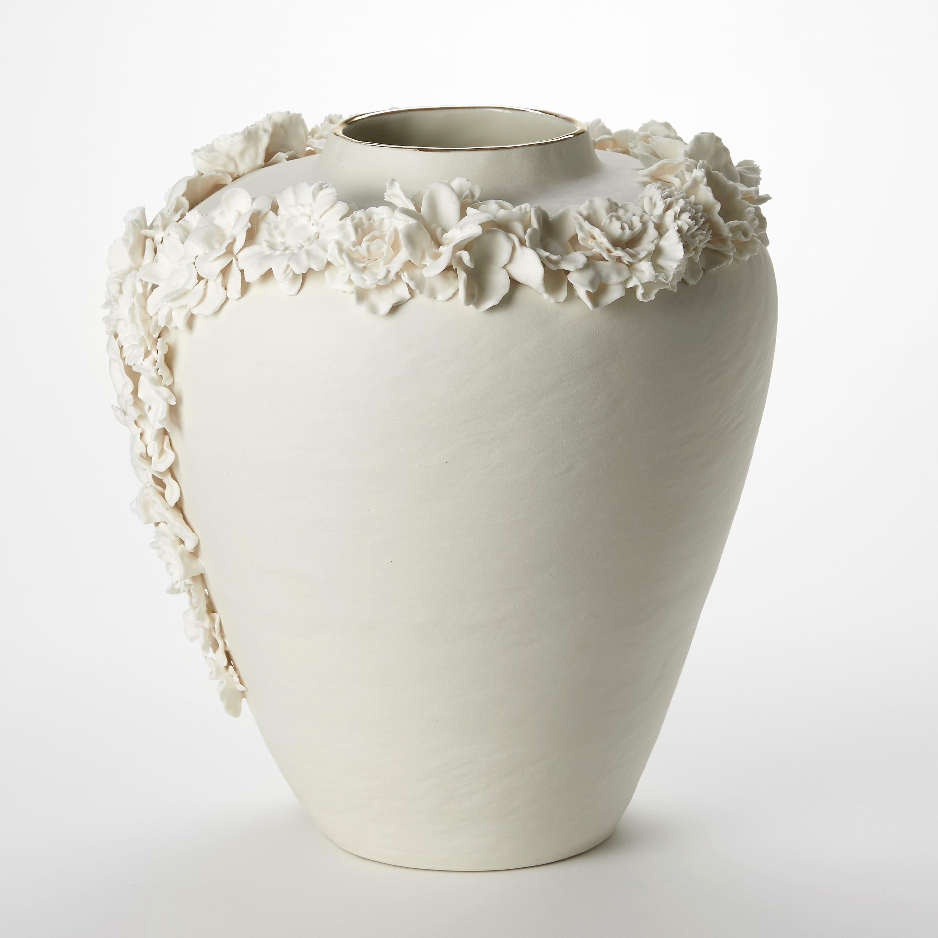 Organico moderno Forget Me Not XII, un vaso in porcellana e lustro d'oro ornato di fiori di Amy Hughes in vendita