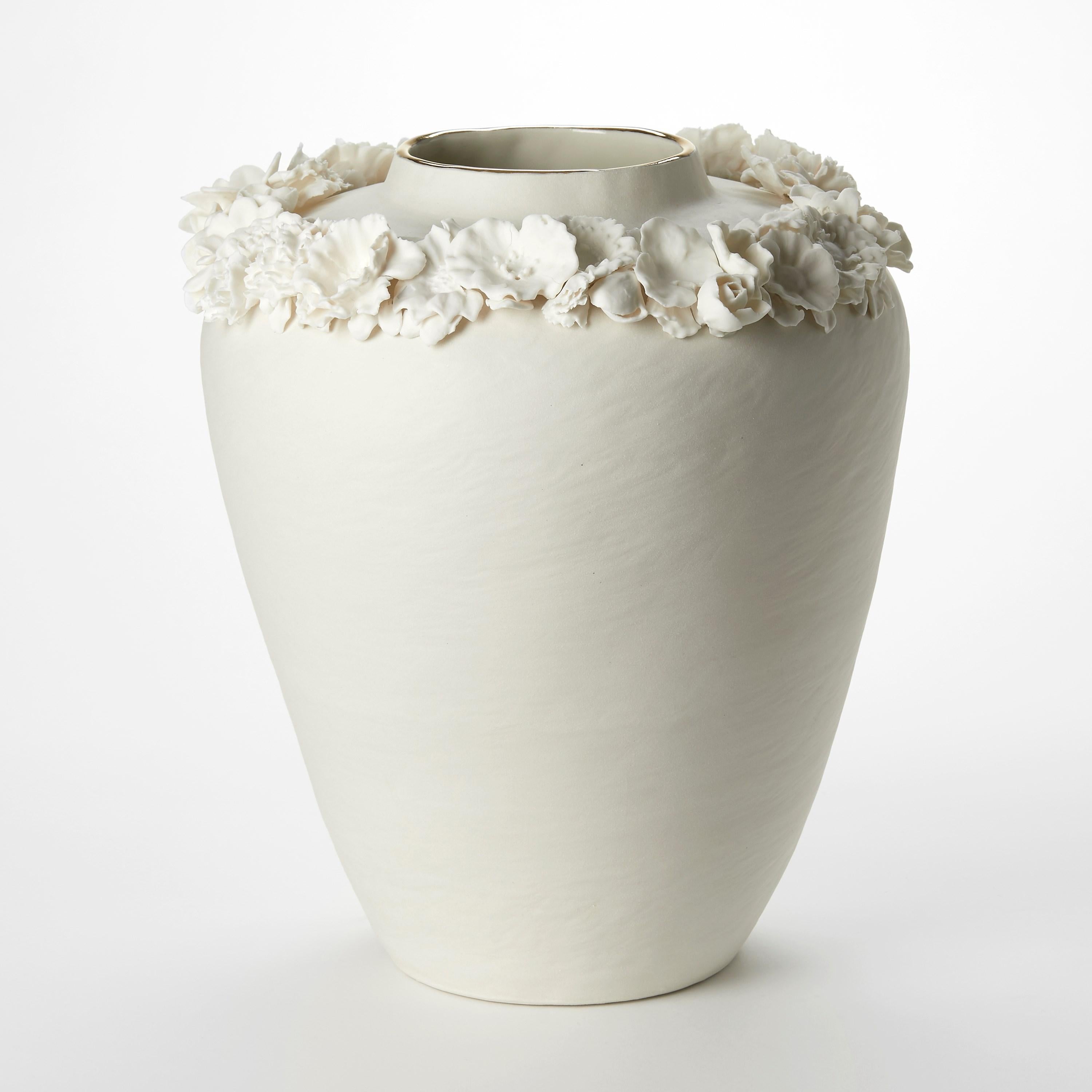Britannico Forget Me Not XII, un vaso in porcellana e lustro d'oro ornato di fiori di Amy Hughes in vendita