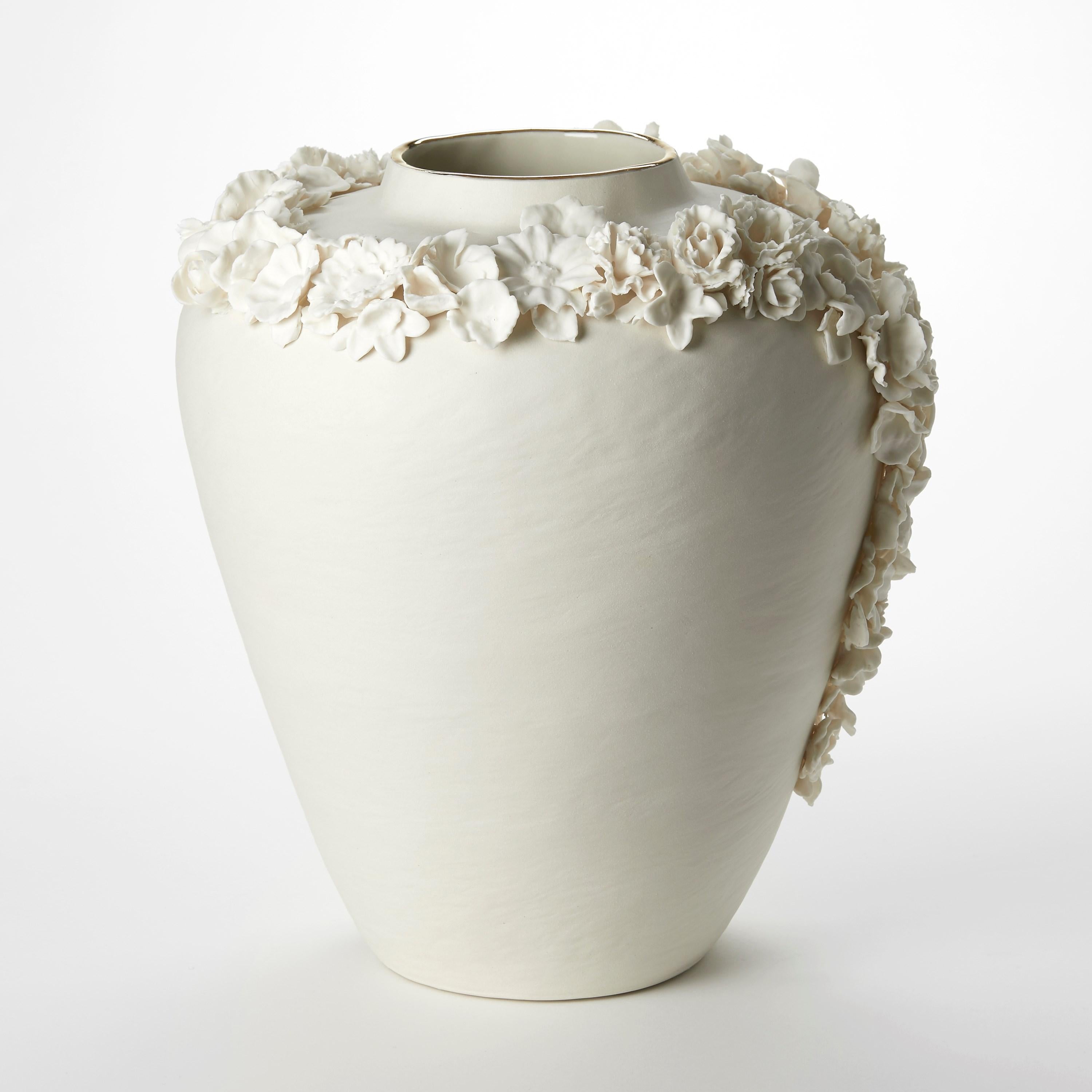 Fatto a mano Forget Me Not XII, un vaso in porcellana e lustro d'oro ornato di fiori di Amy Hughes in vendita
