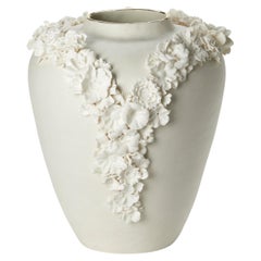Forget Me Not XII, jarrón de porcelana y reflejo metálico dorado adornado con flores, de Amy Hughes