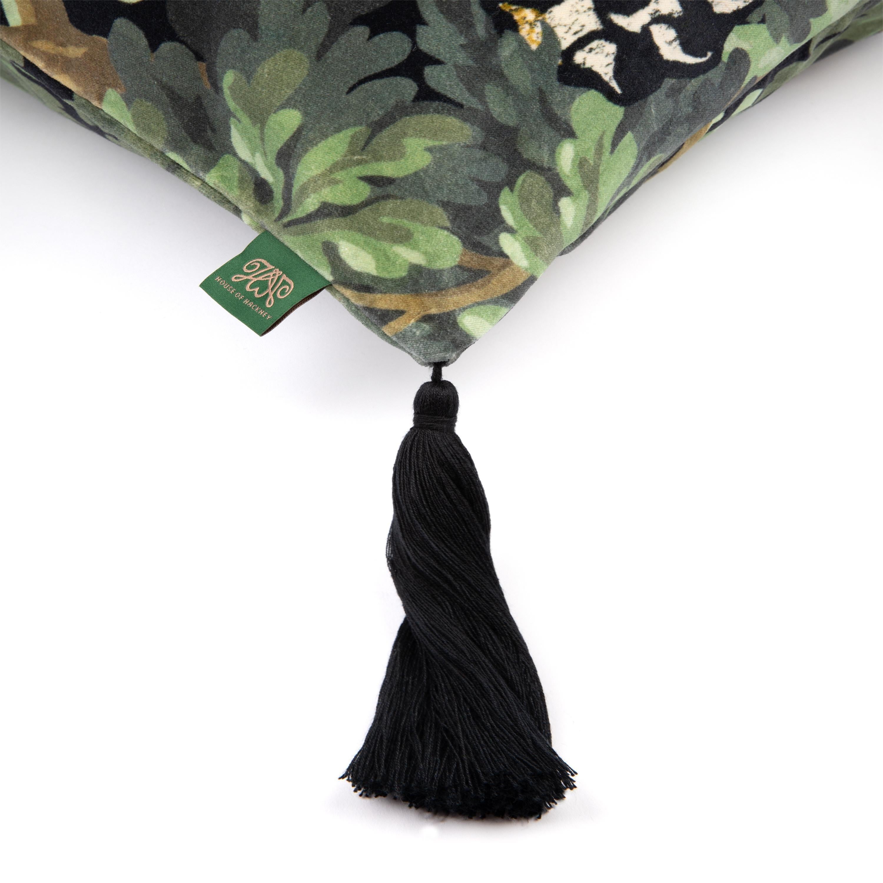 Entrez dans le côté sauvage des bois avec le FORIS SABER. Notre tigre tibétain s'étend sur une forêt luxuriante de chênes sur ce coussin à glands en velours, garni de laine britannique somptueusement douce et d'origine responsable.

Pour chaque