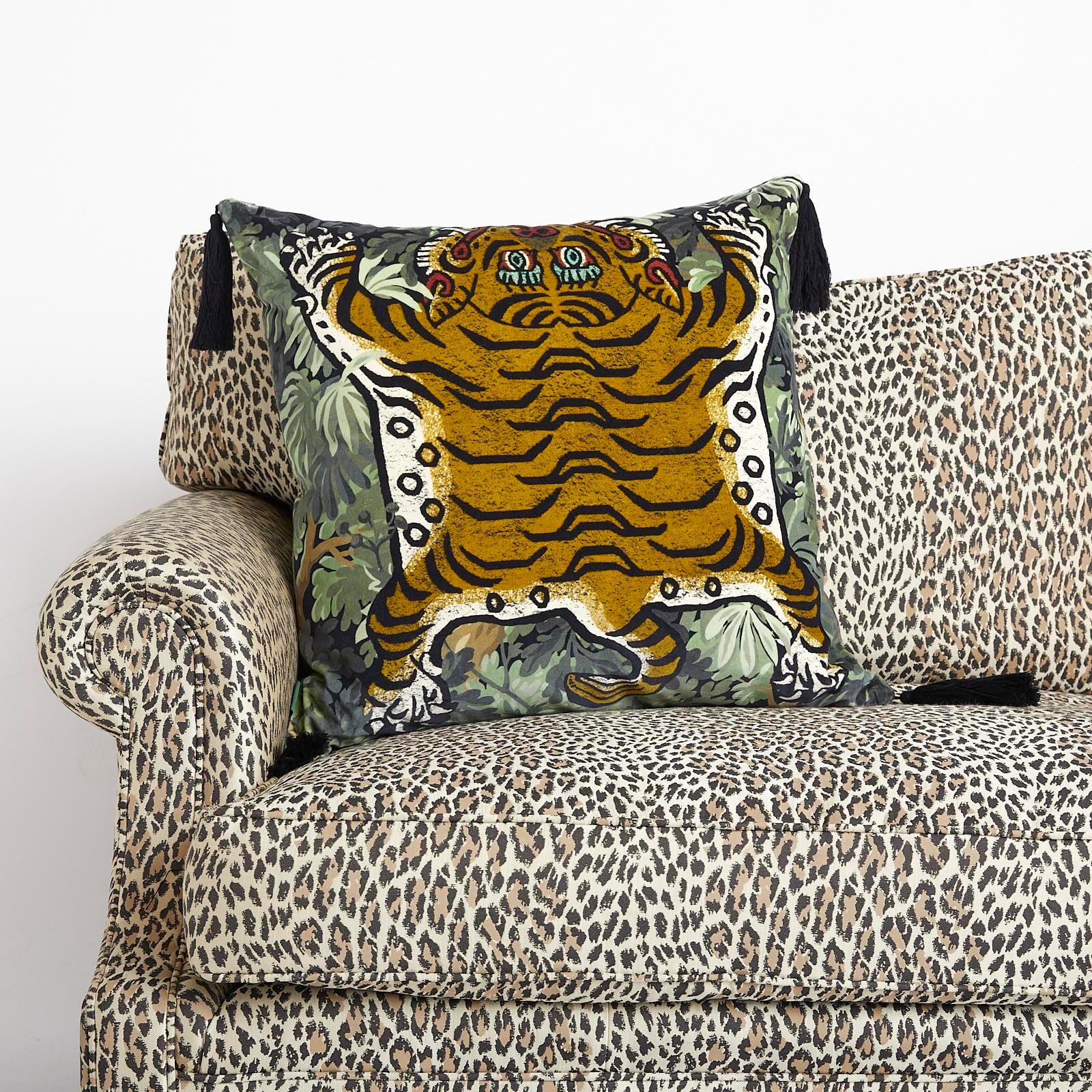 Britannique FORIS SABER grand coussin en velours à pompons - Noir en vente